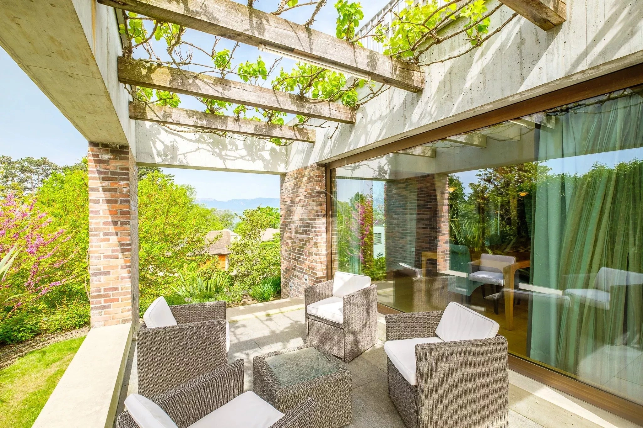 Terrasse mit Pergola und Gartenblick