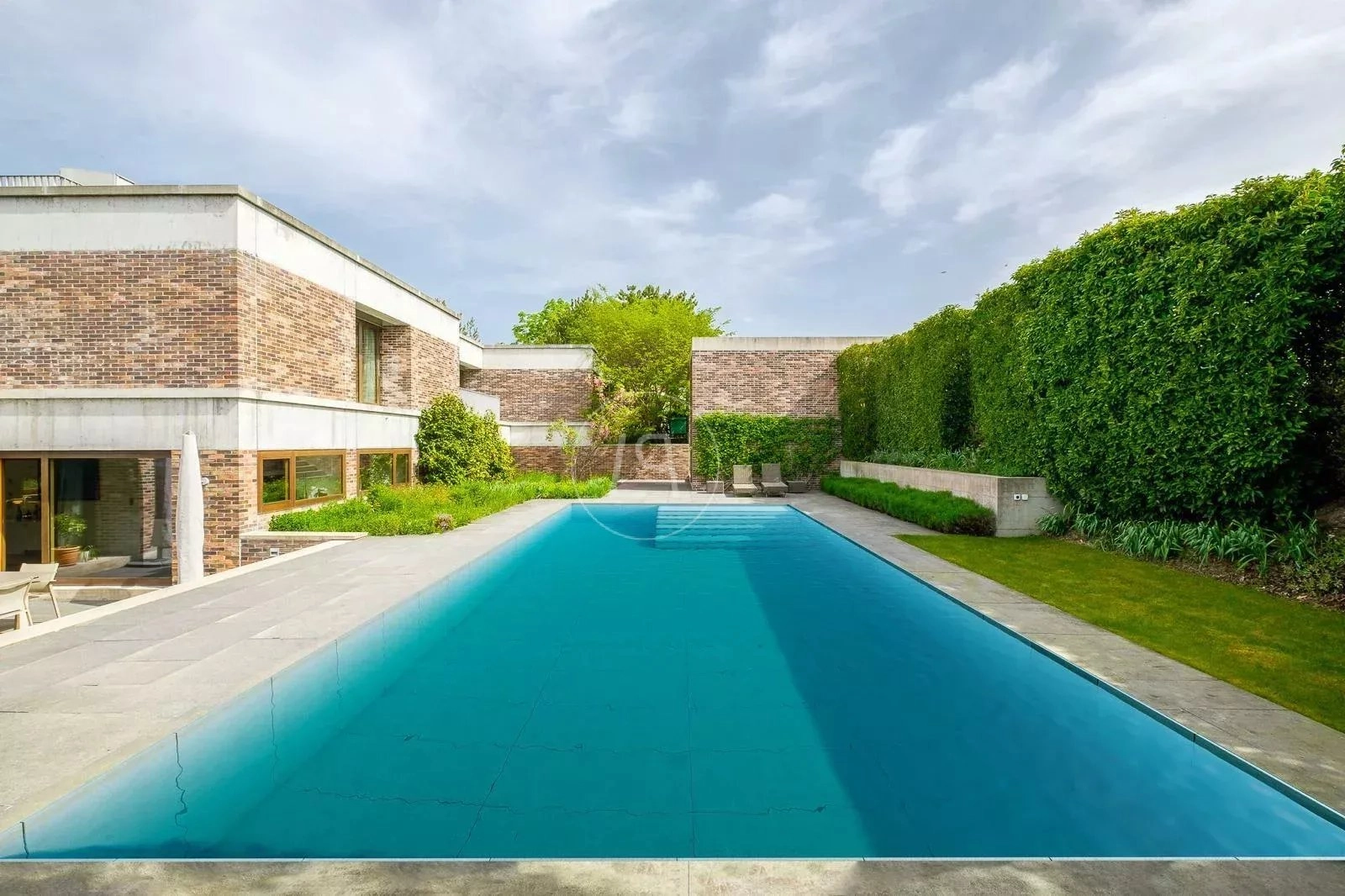 Außenansicht mit Pool und moderner Architektur