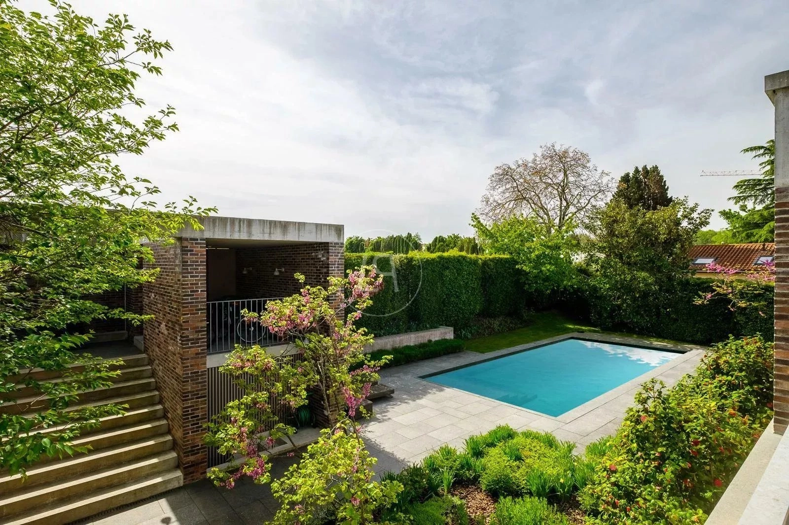 Garten mit Pool und Terrasse