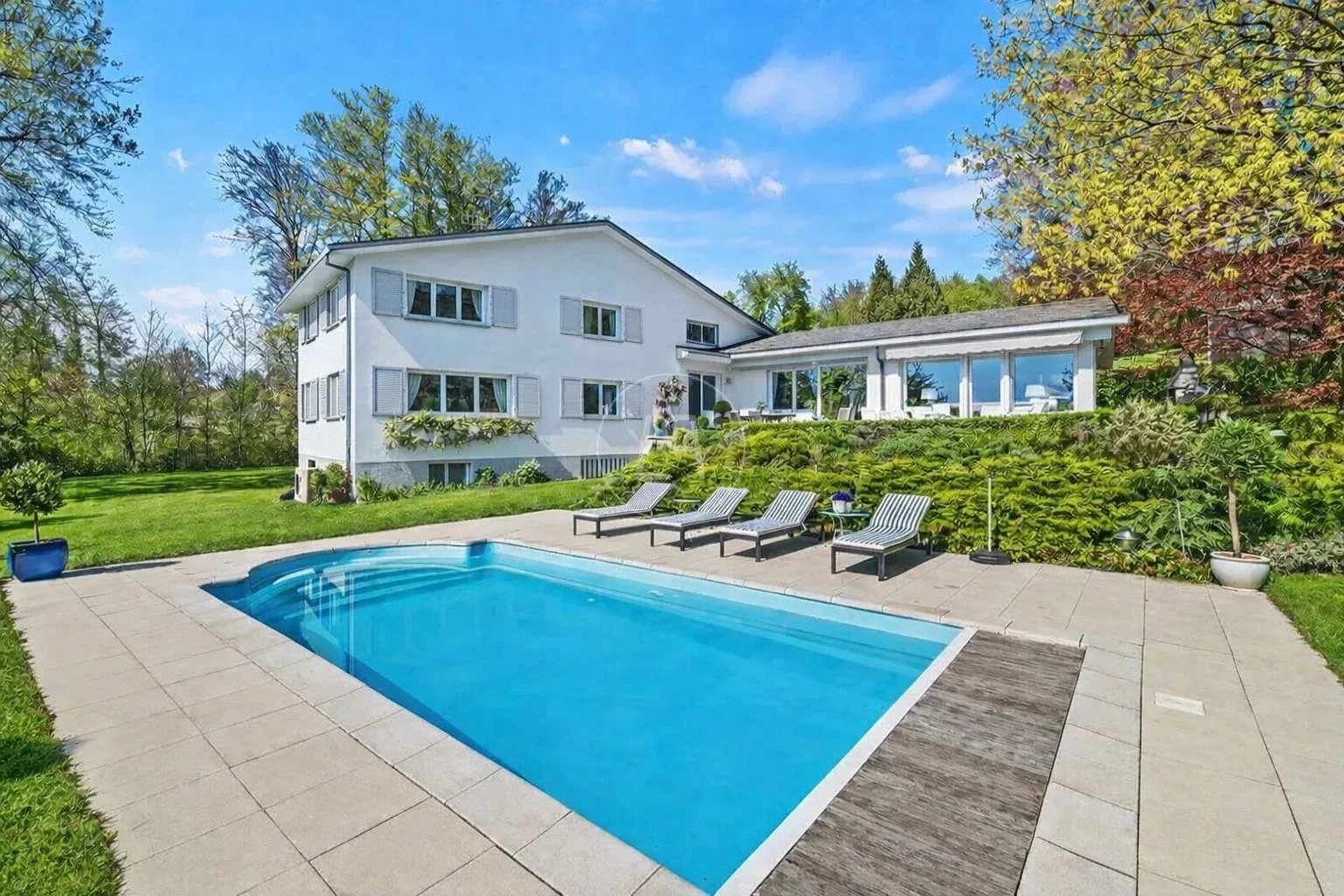 Außenansicht eines Hauses mit Pool und Garten