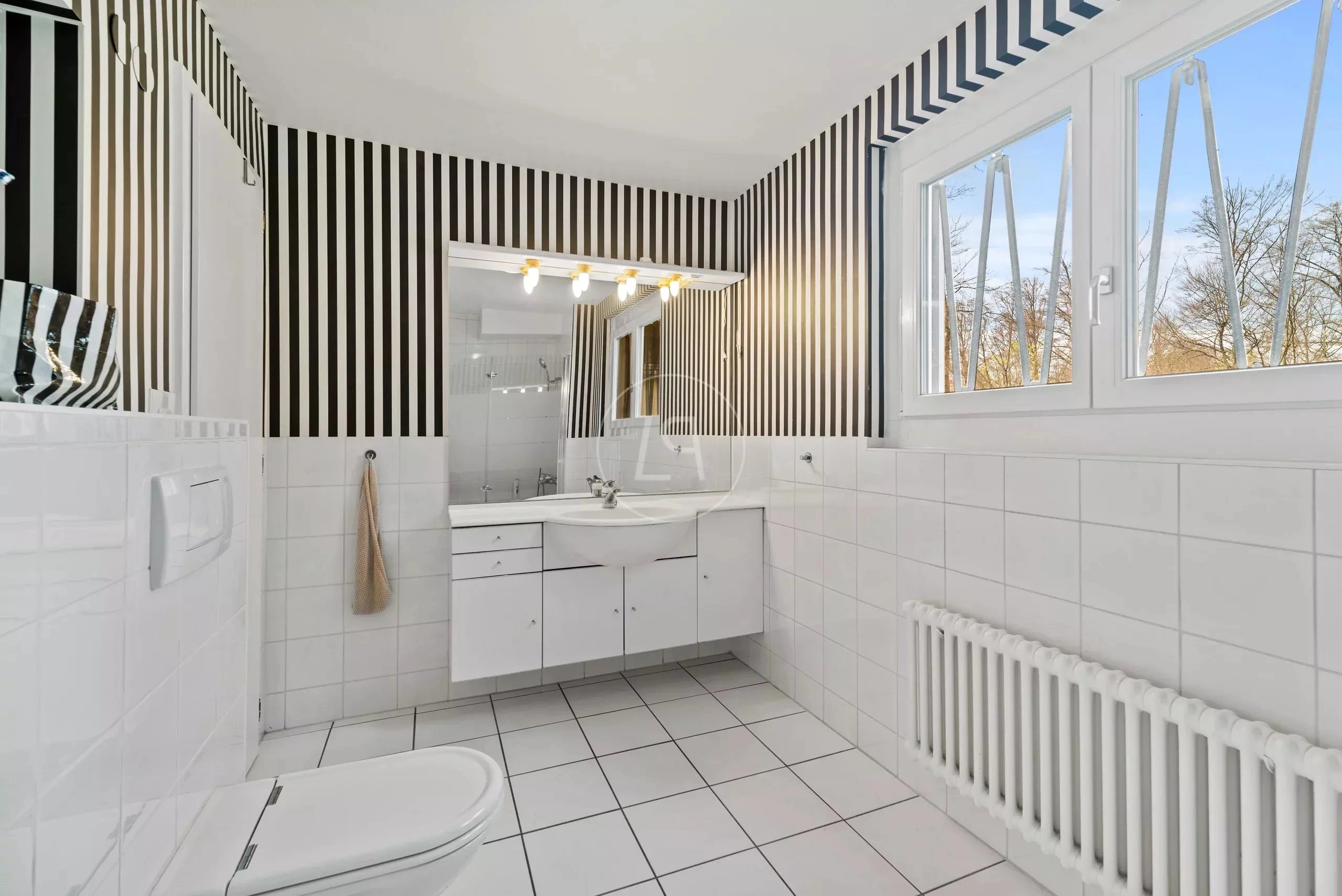 Modernes Badezimmer mit schwarz-weißem Streifenmuster