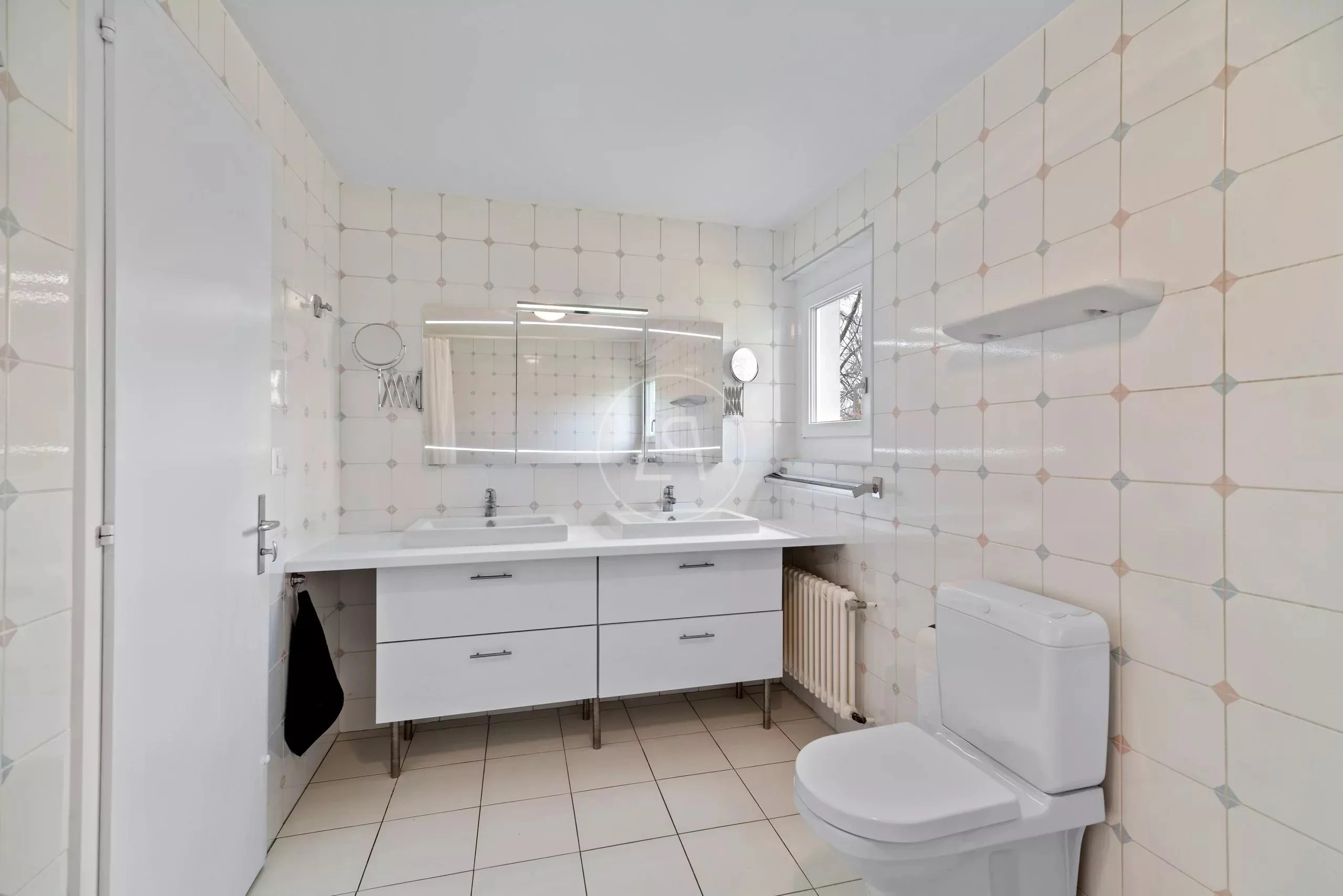 Helles Badezimmer mit Doppelwaschtisch und WC