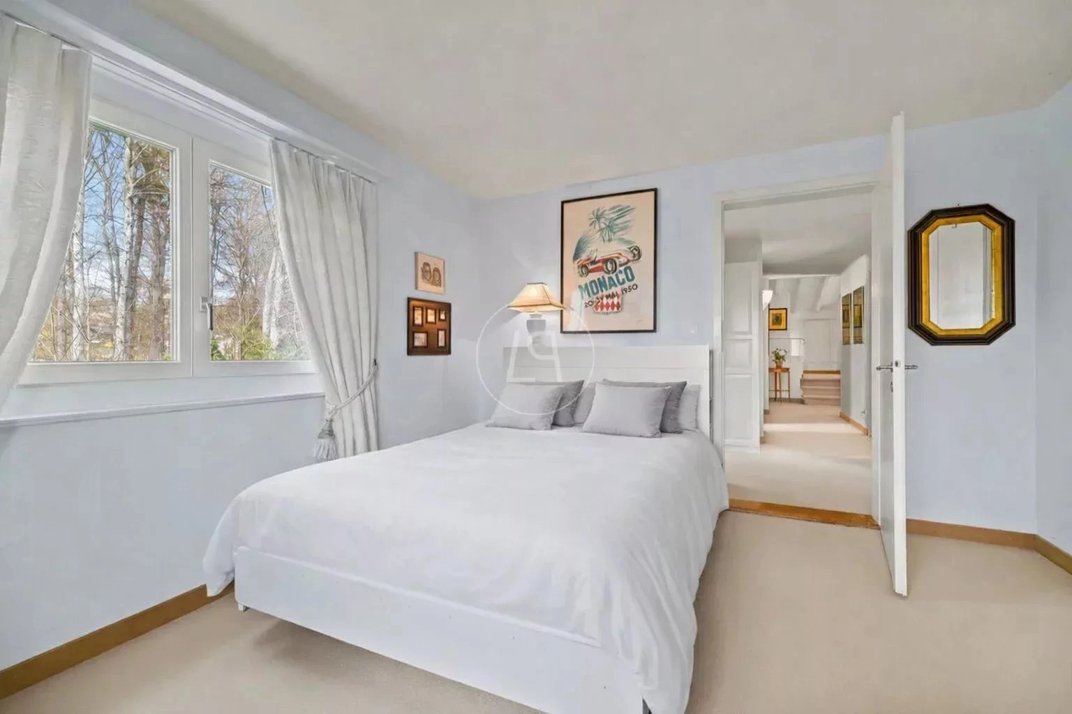 Helles Schlafzimmer mit Blick in den Flur