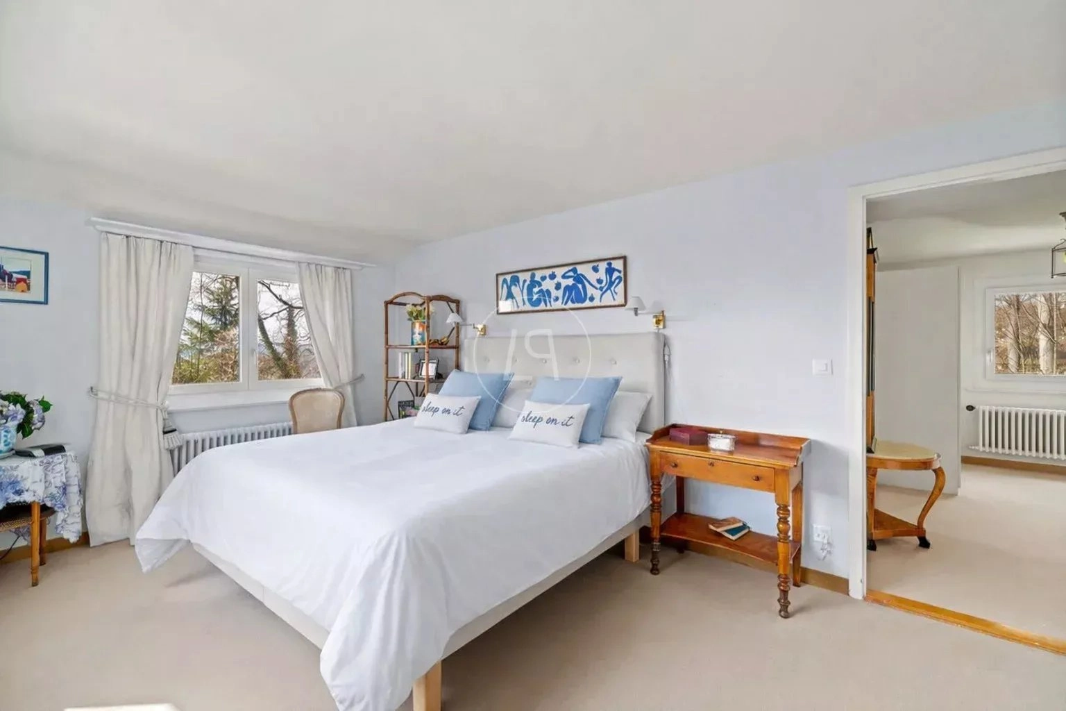 Helles Schlafzimmer mit Doppelbett