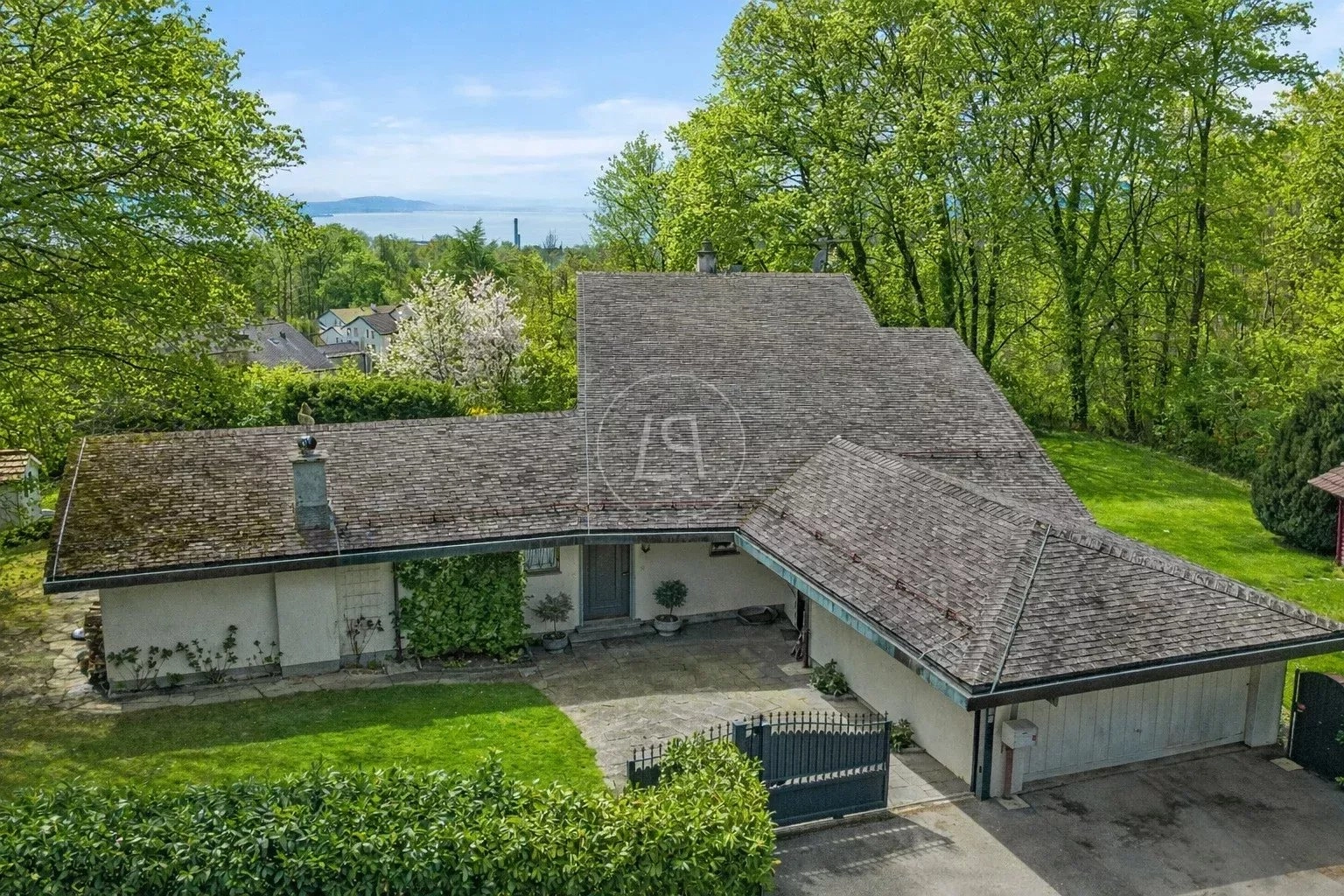 Außenansicht eines Hauses mit Seeblick