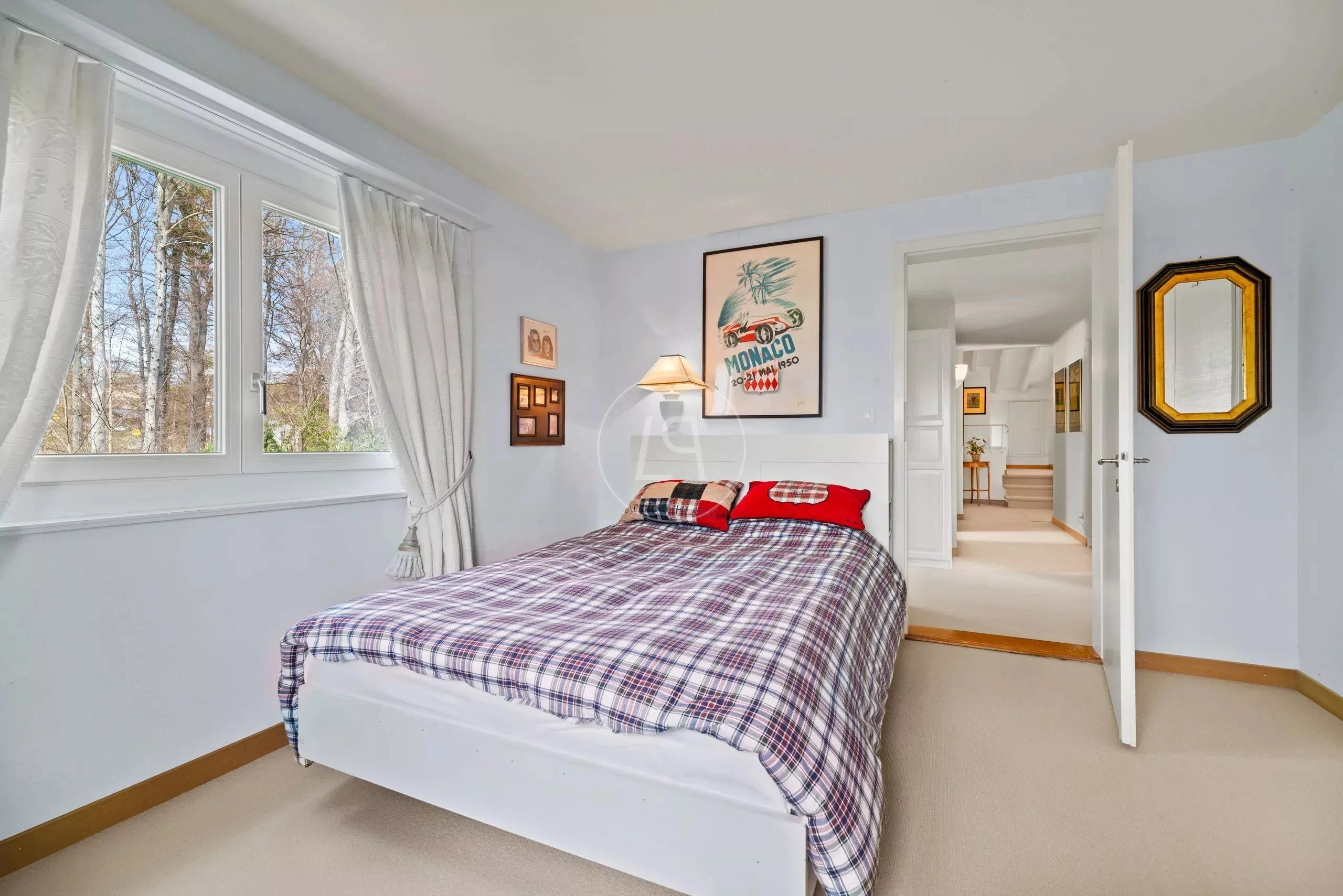 Helles Schlafzimmer mit Blick ins Grüne