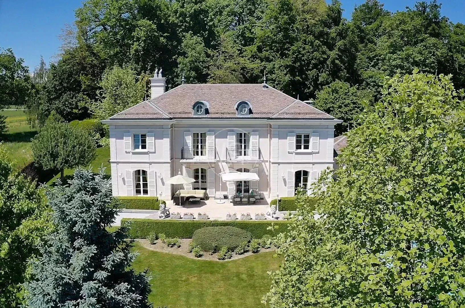 Elegantes Landhaus mit Garten