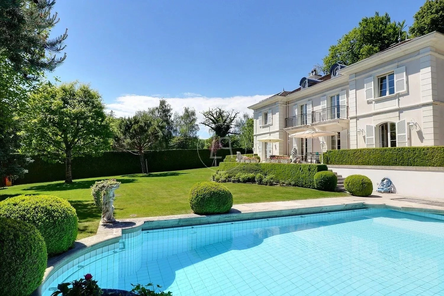 Luxuriöse Villa mit Pool und Garten