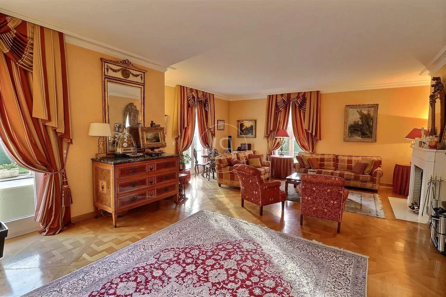 Klassisches Wohnzimmer mit opulenter Einrichtung