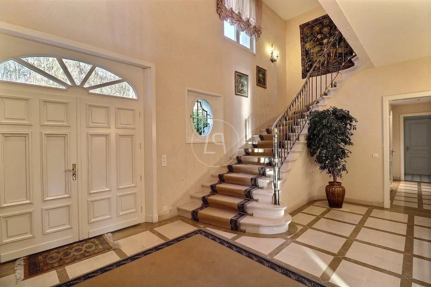 Eleganter Eingangsbereich mit Treppe