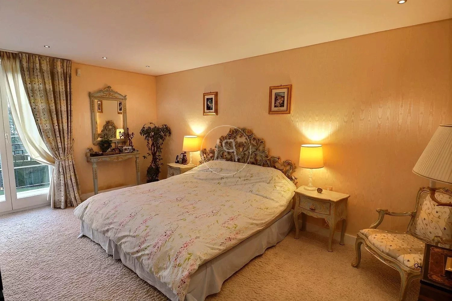 Helles Schlafzimmer mit klassischer Möblierung