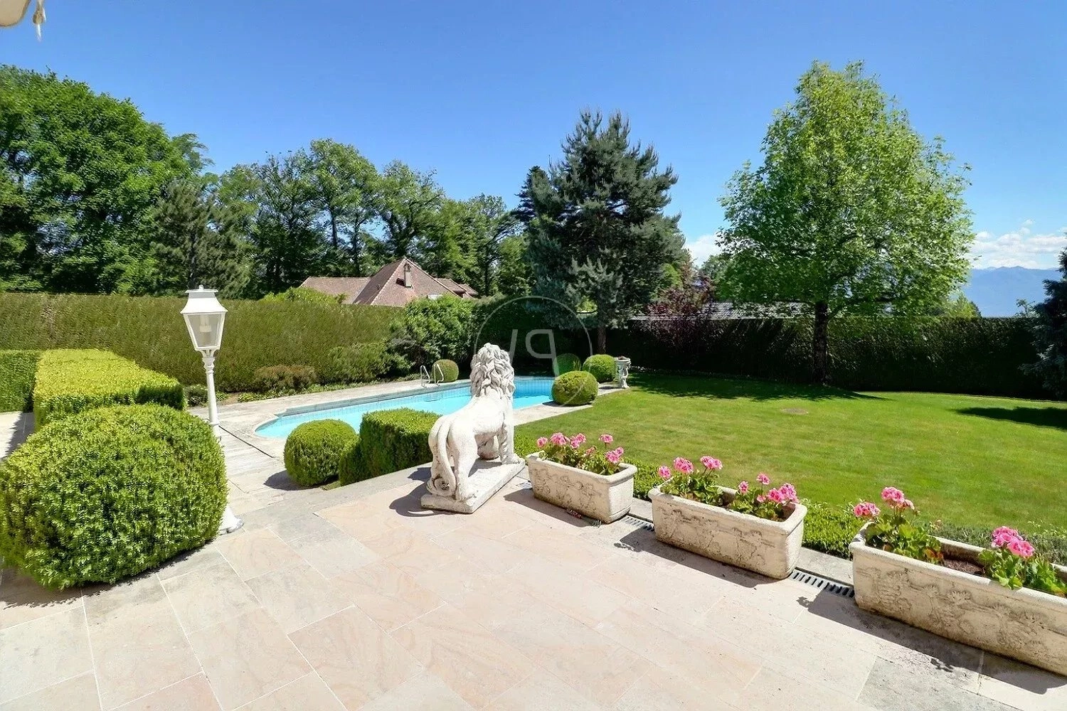 Luxuriöser Garten mit Pool und Terrasse