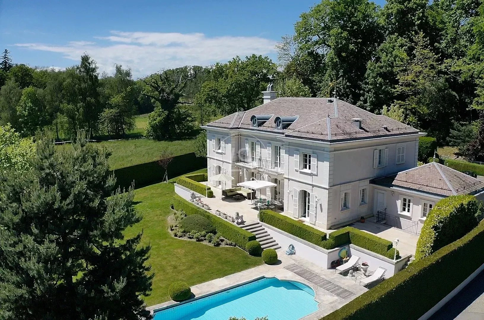 Luxuriöse Villa mit Garten und Pool