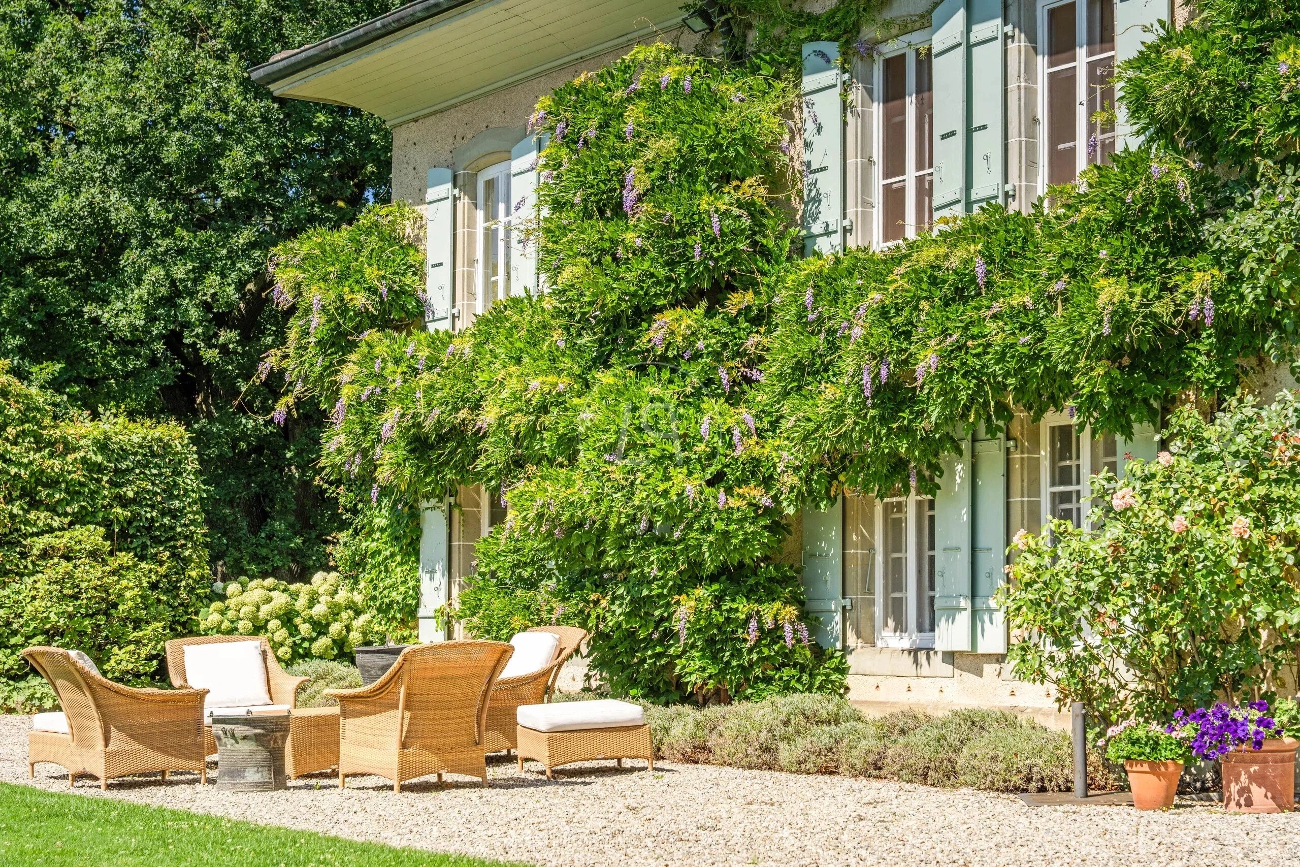 Üppig bepflanztes Landhaus mit Gartenlounge
