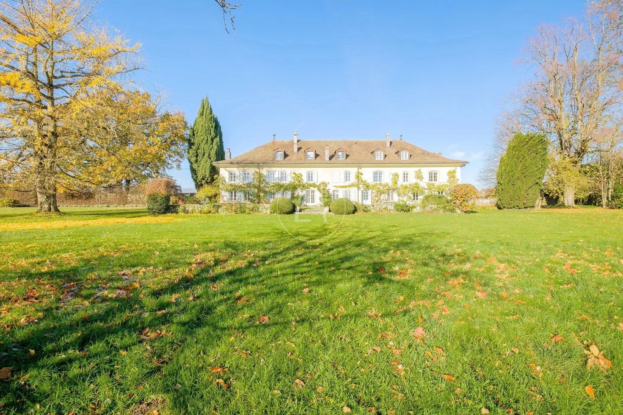 Herrenhaus mit großem Garten