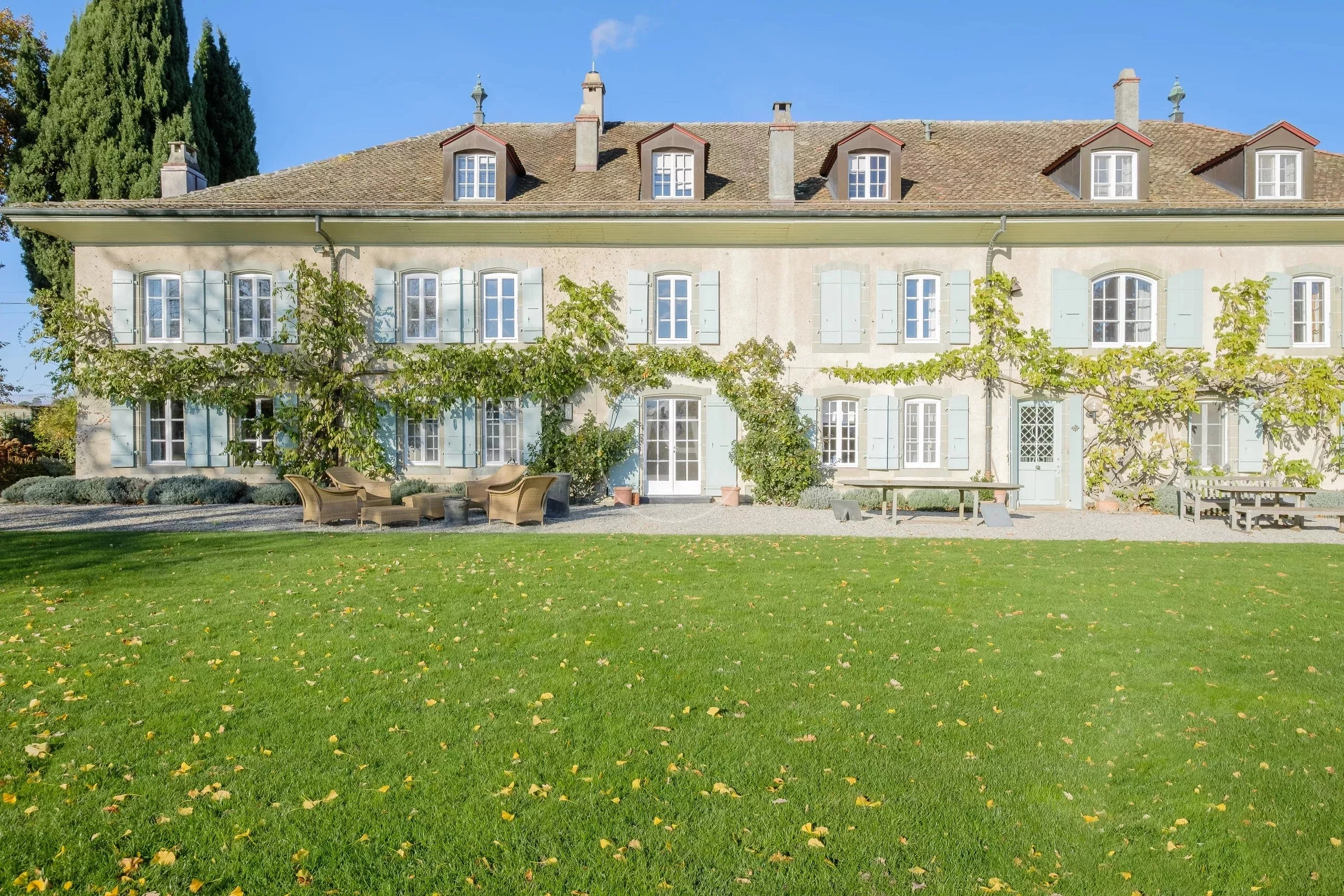 Ländliche Herrenhausfassade mit Garten