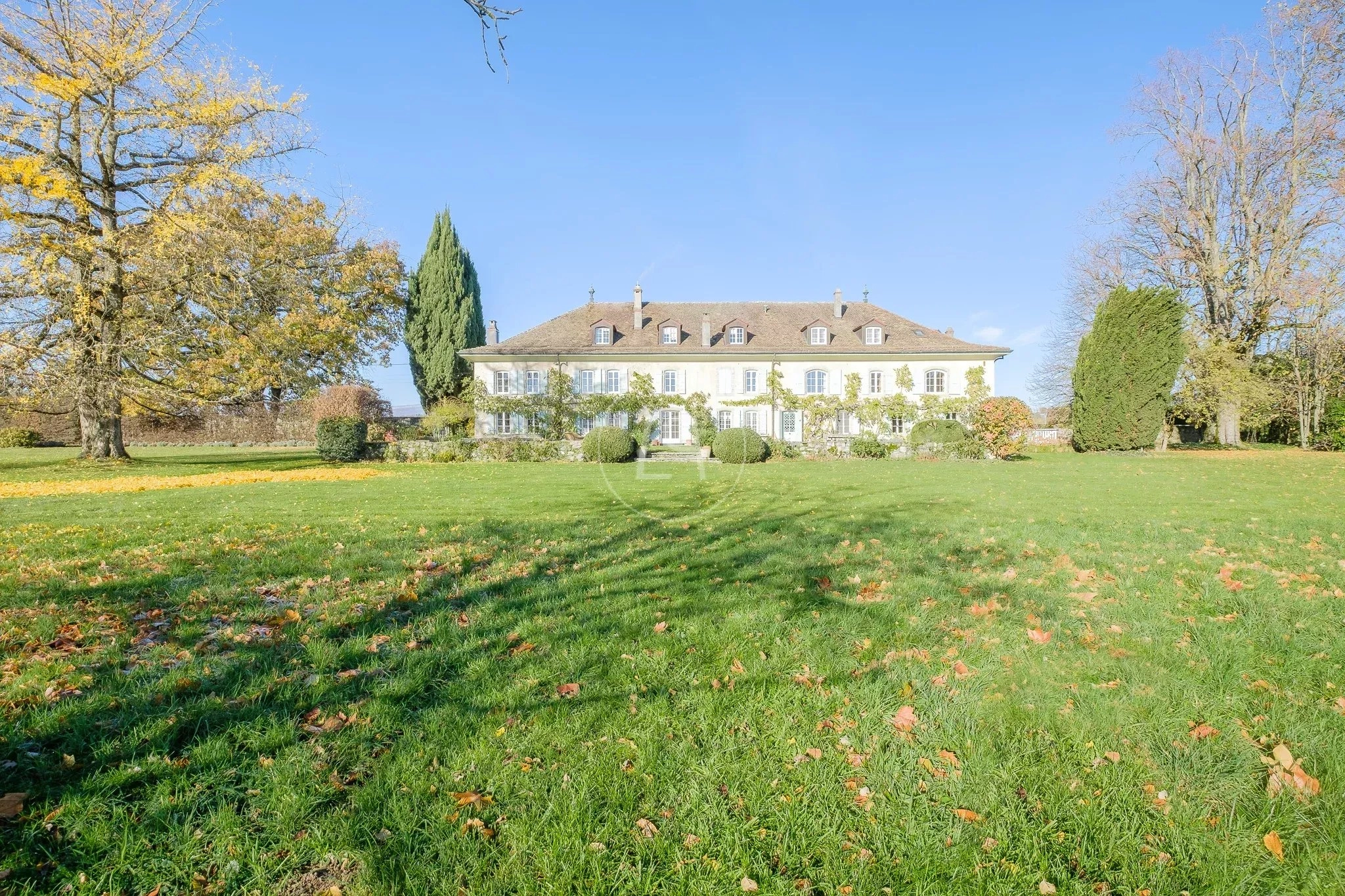 Historisches Herrenhaus mit großem Garten