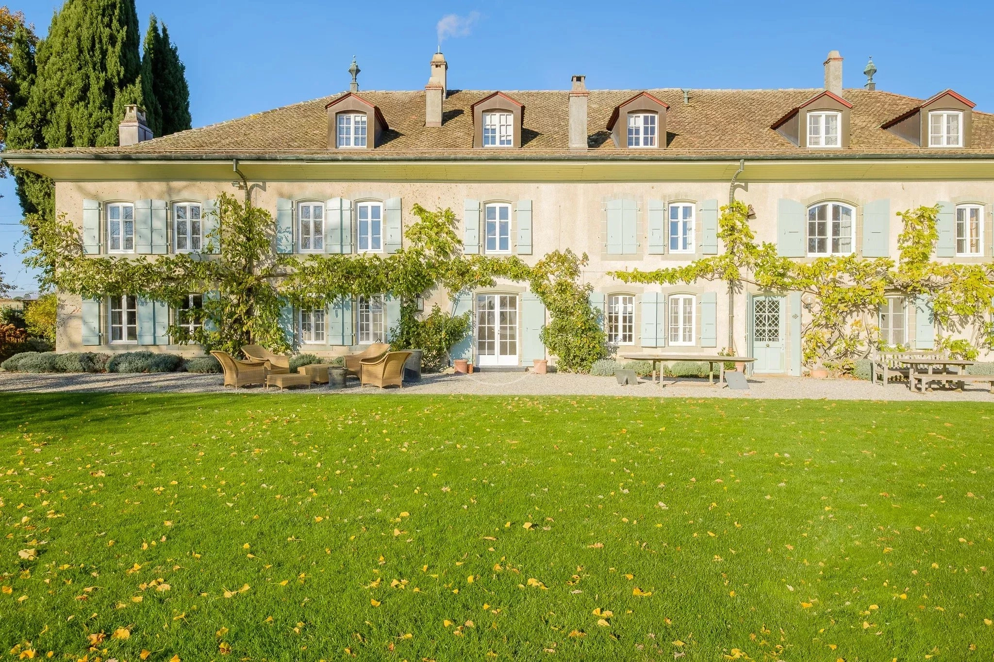 Historische Landhausfassade mit großem Garten