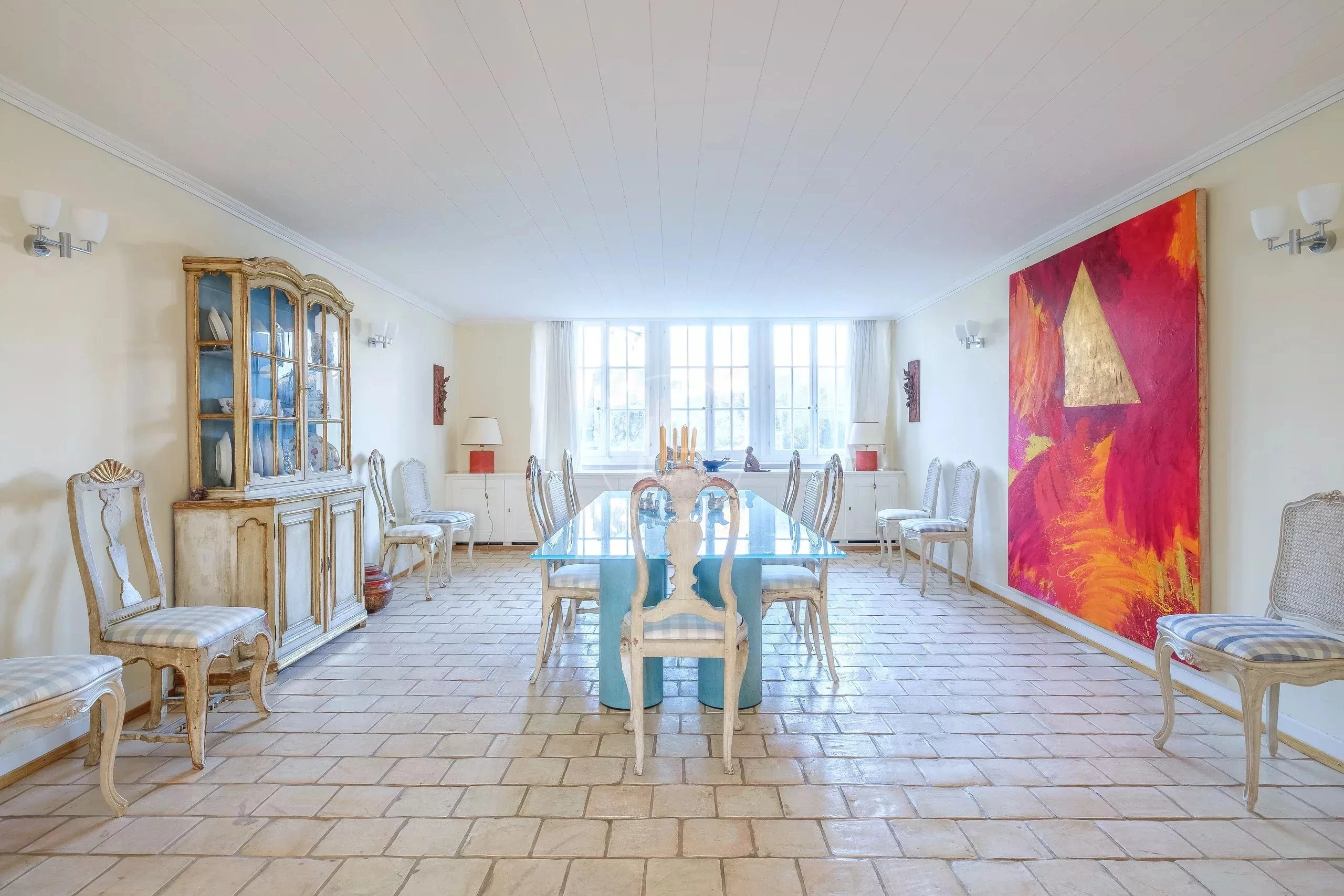 Eleganter Essraum mit Kunstwerken