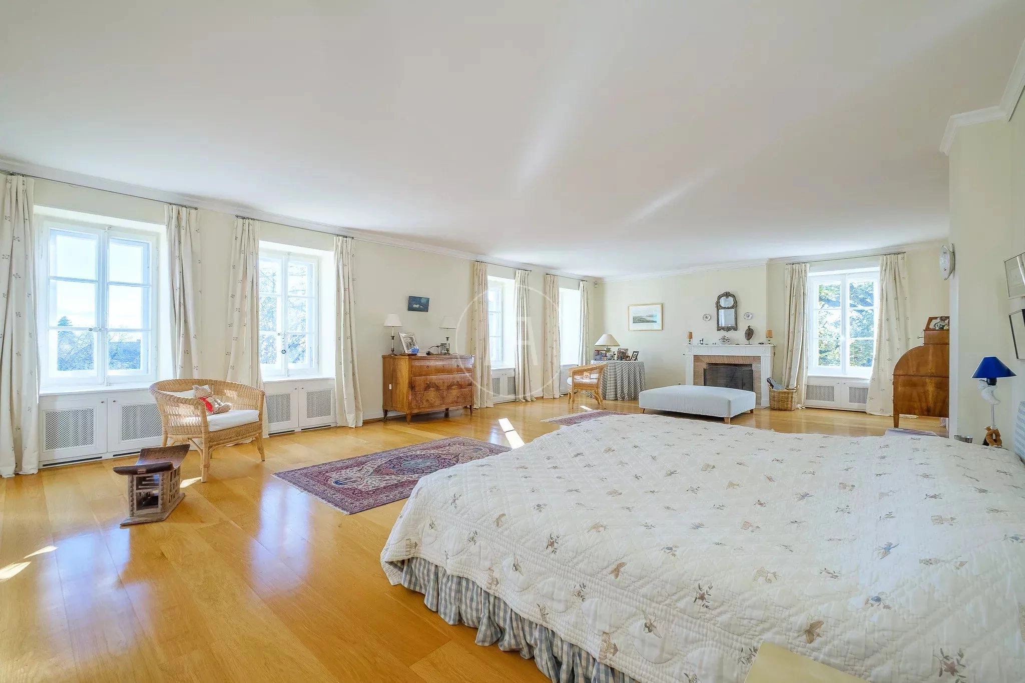Helles Schlafzimmer mit großzügigem Raum und Kamin