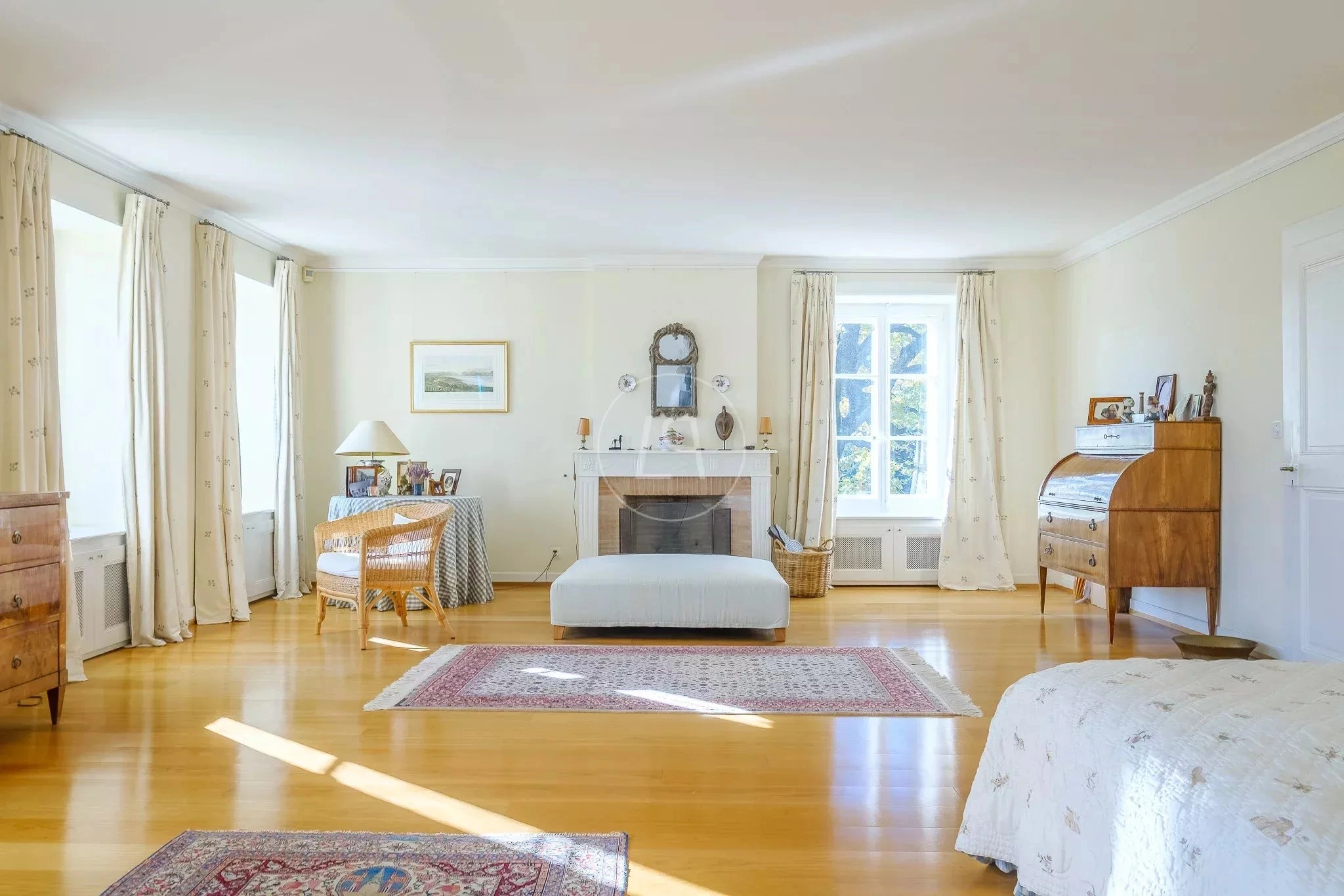 Helles, klassisch eingerichtetes Schlafzimmer