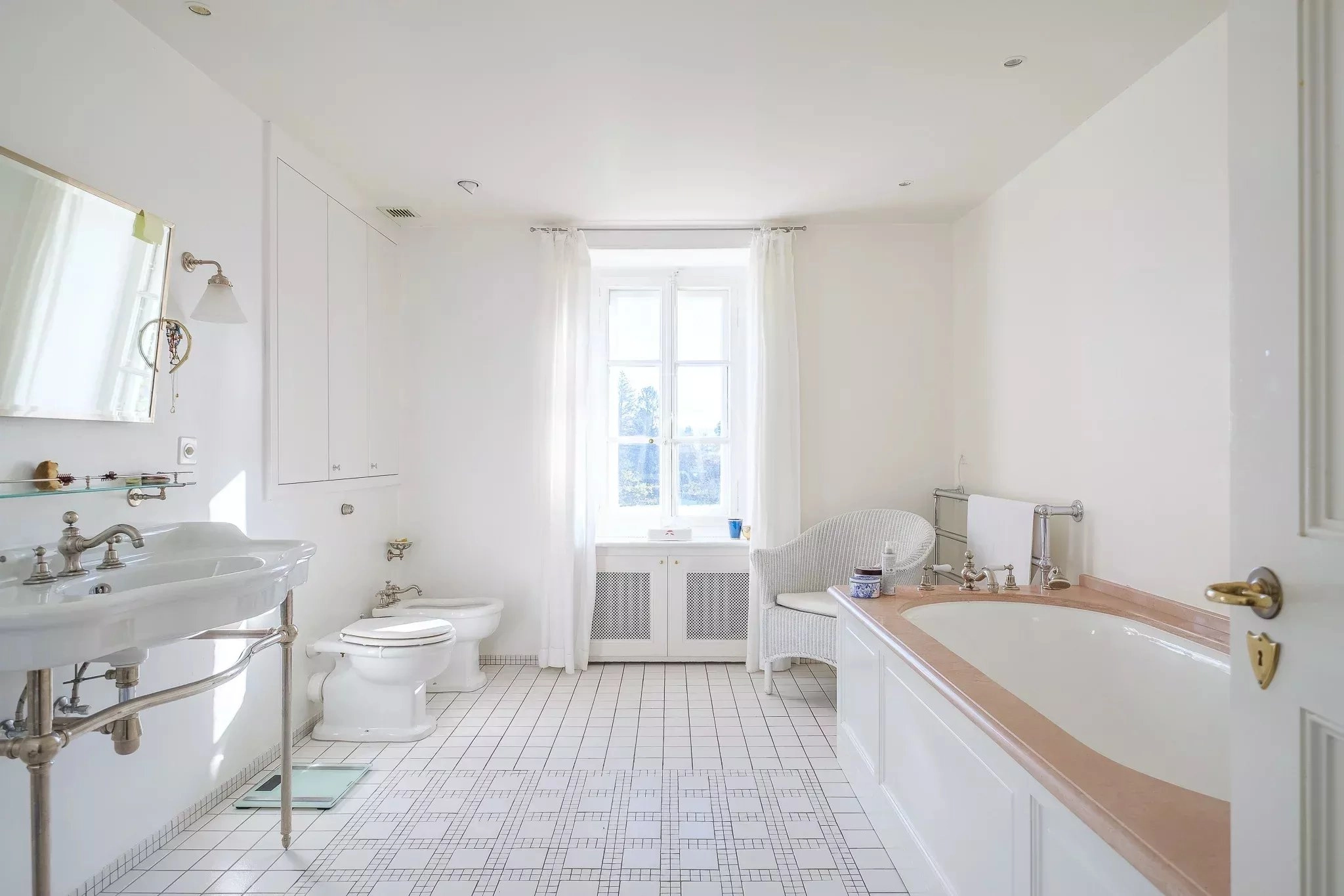 Helles klassisches Badezimmer mit Wanne und Fenster