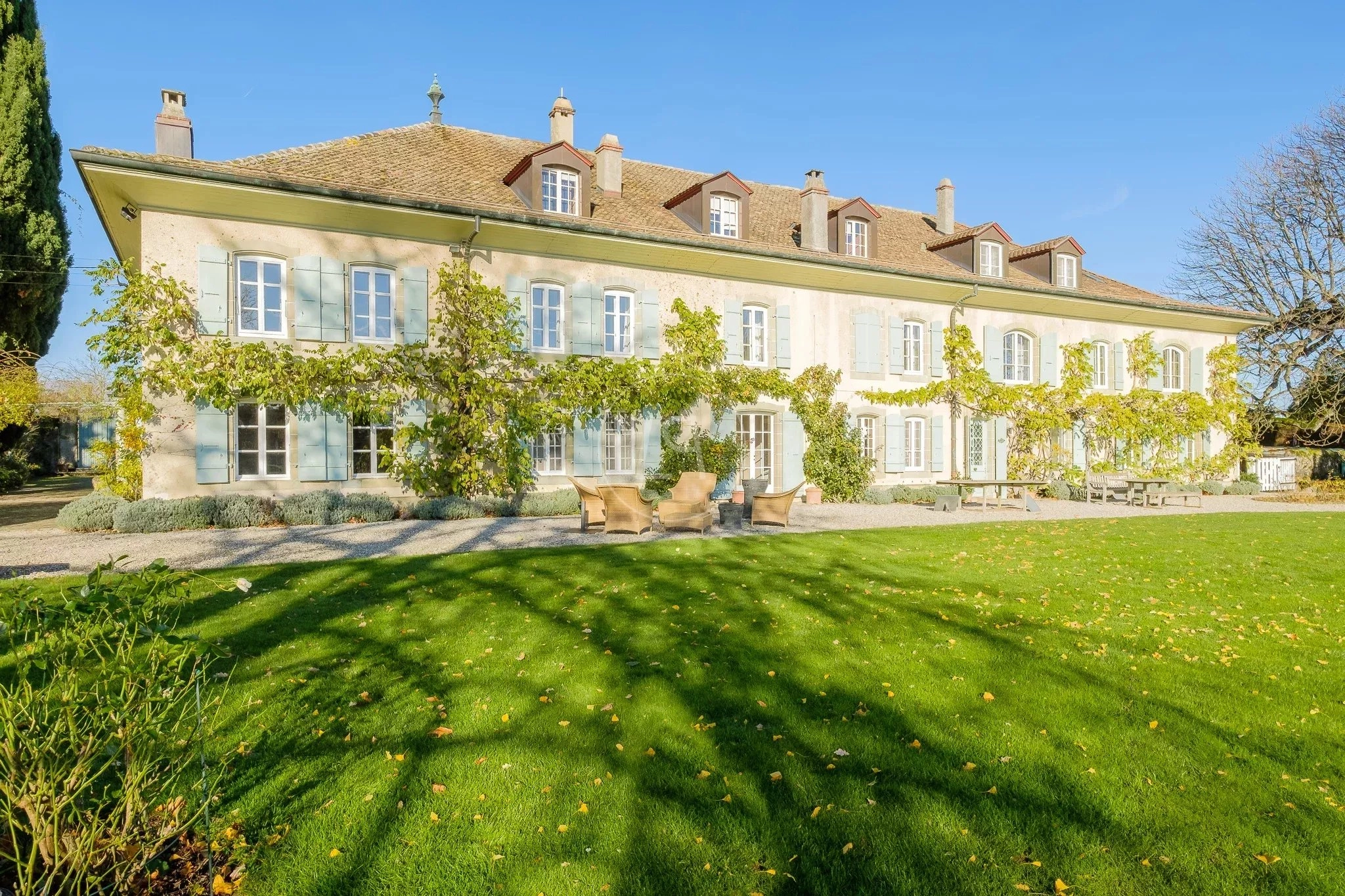 Historisches Landhaus mit großer Gartenfassade