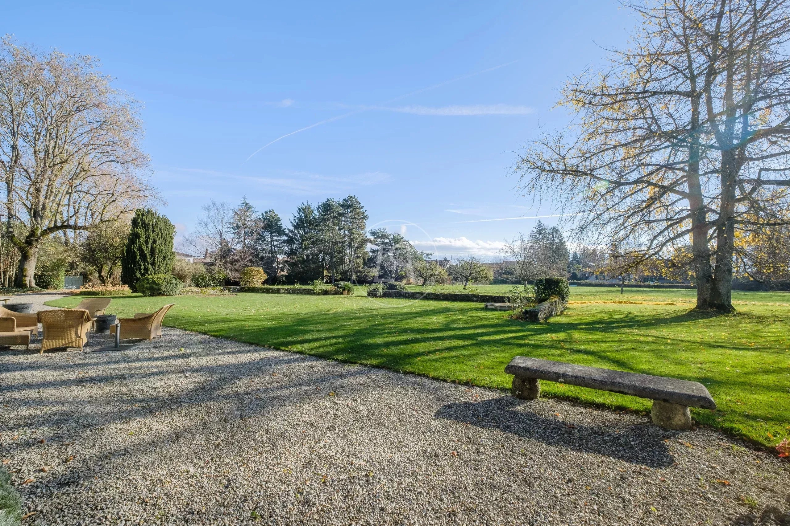 Große Garten- und Terrassenansicht