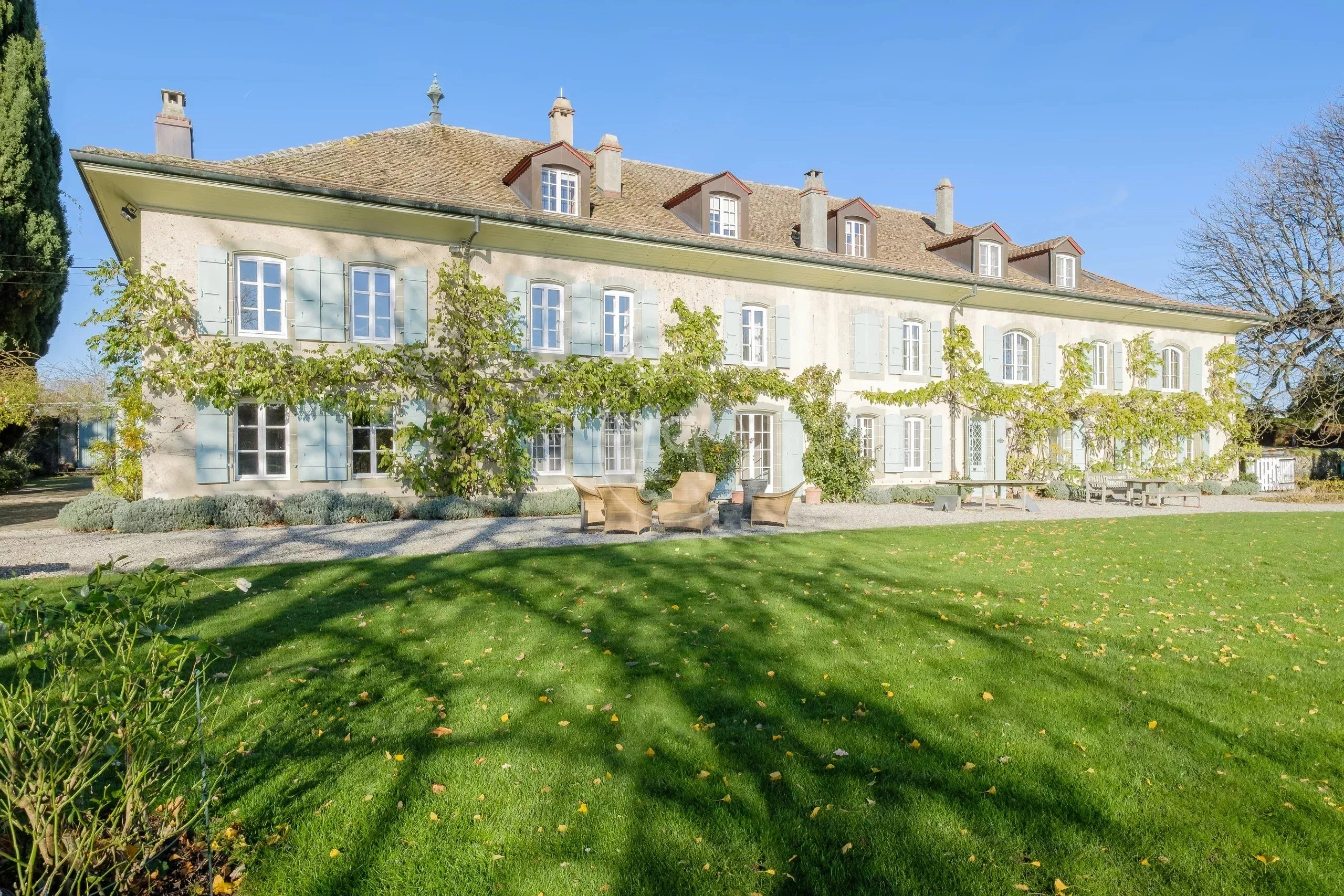 Historische Landhausfassade mit großem Garten