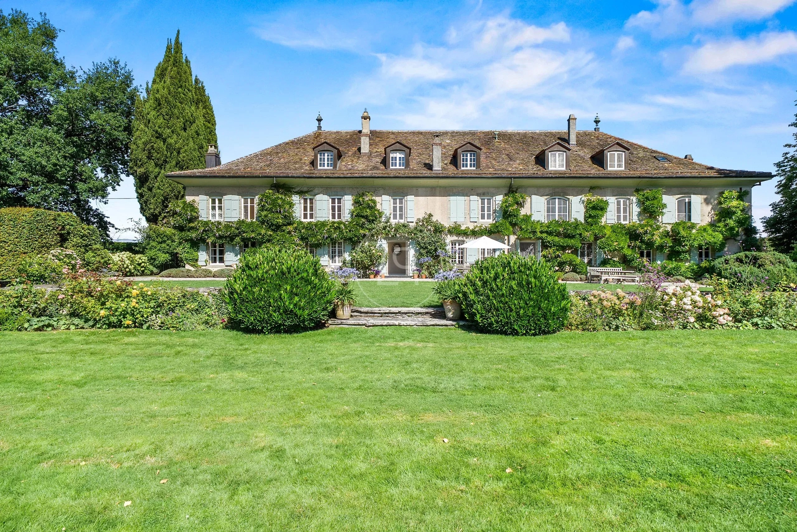 Elegantes Landhaus mit Garten