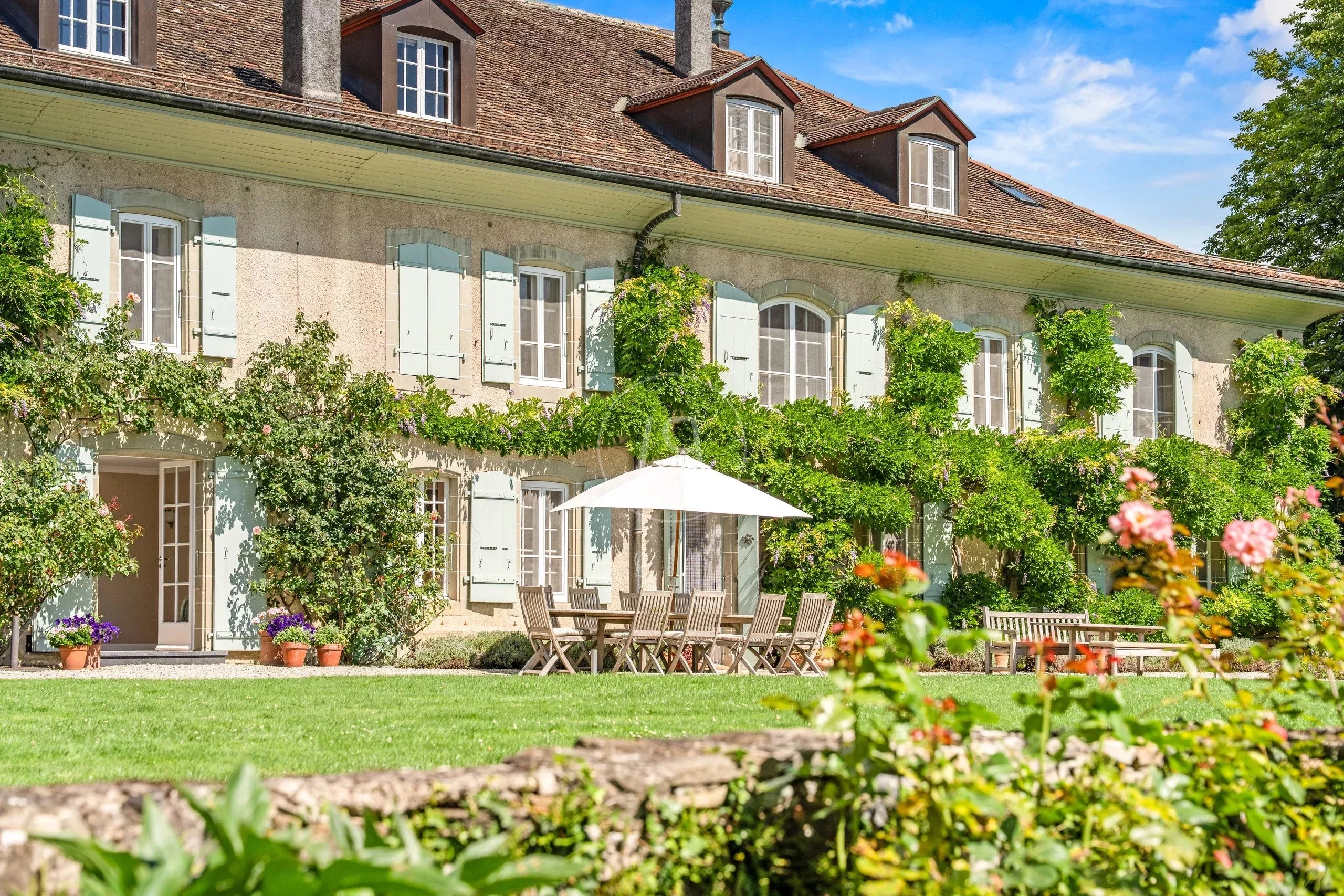 Elegante Landhausfassade mit Garten
