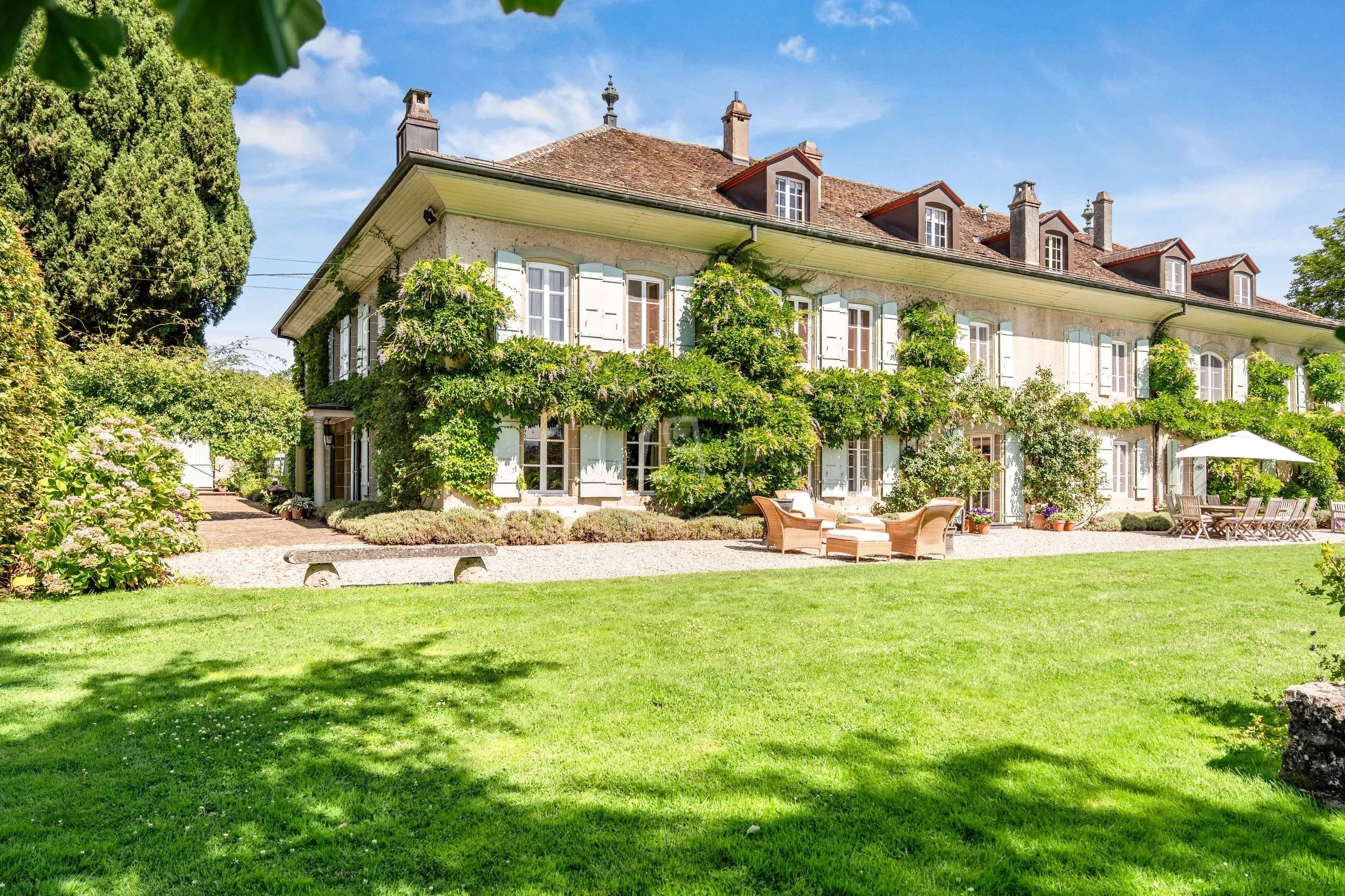 Herrenhaus mit großem Garten