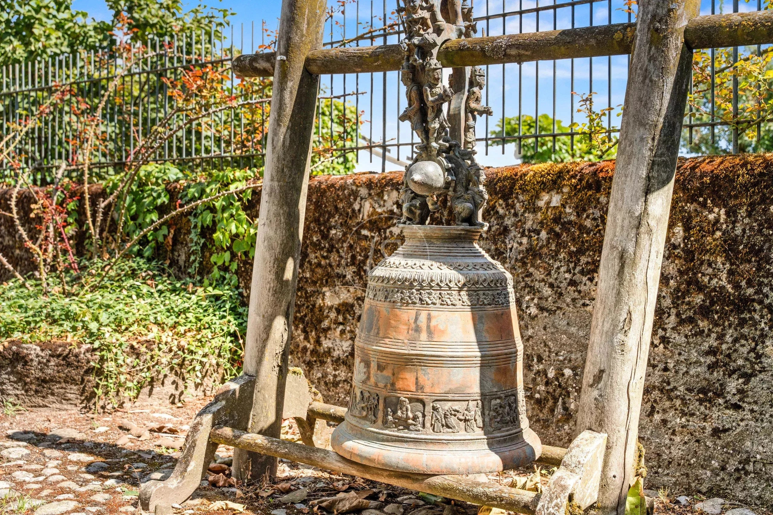 Gartenszene mit dekorativer Glocke