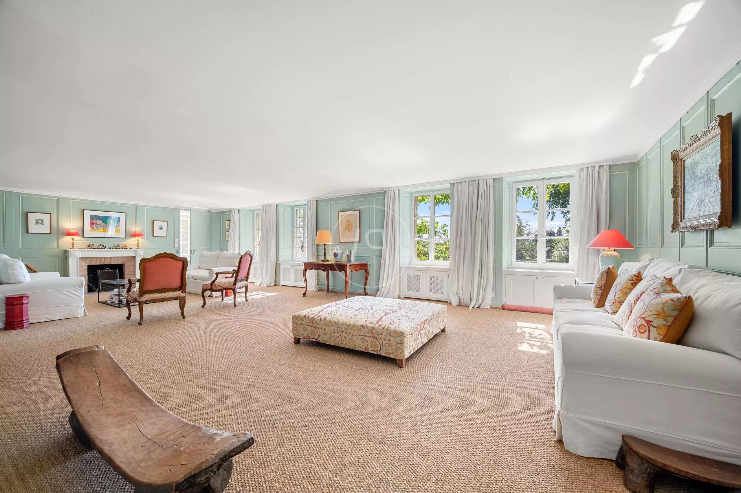 Helles Wohnzimmer mit klassischer Eleganz