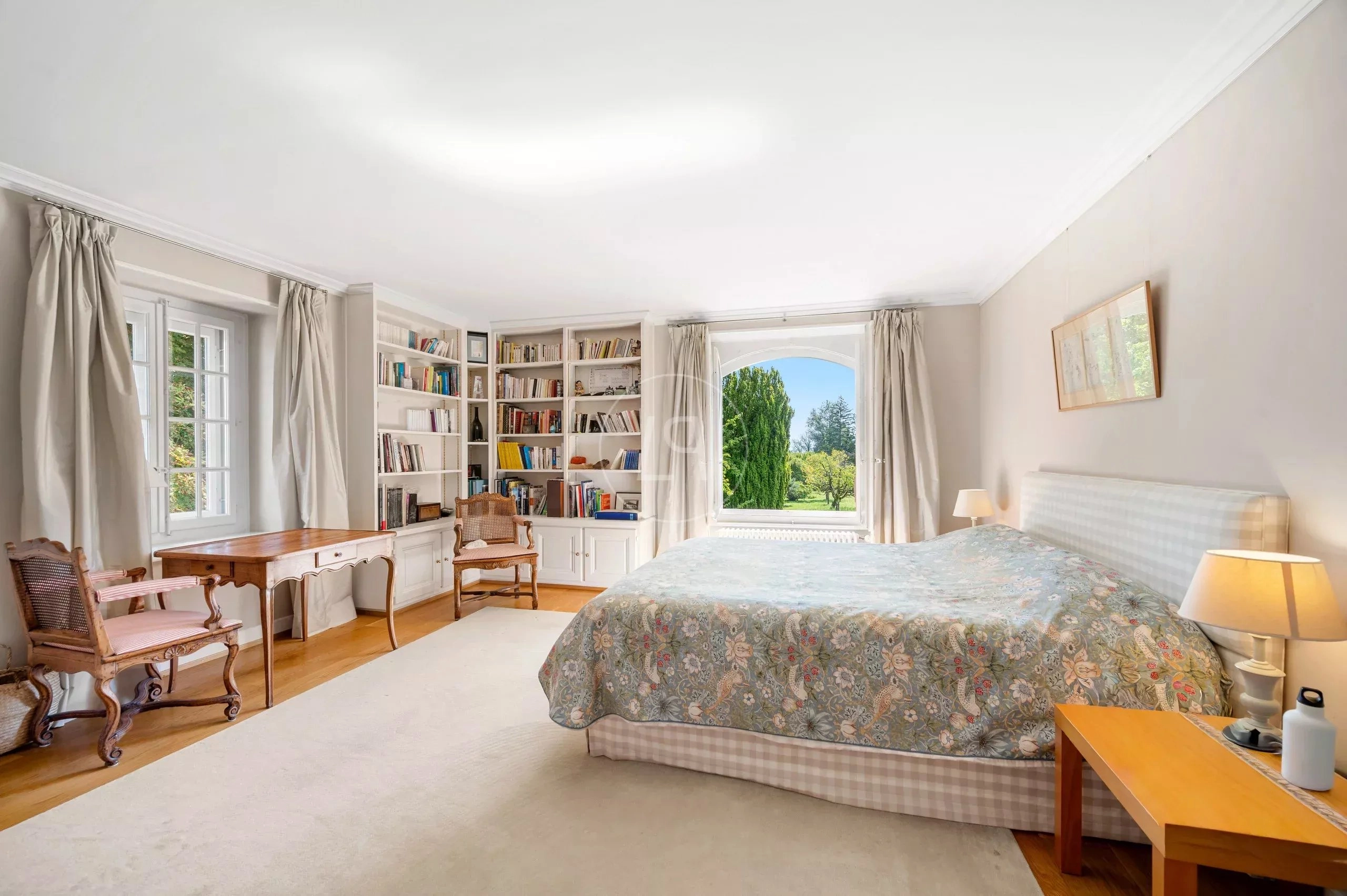 Helles Schlafzimmer mit Blick ins Grüne