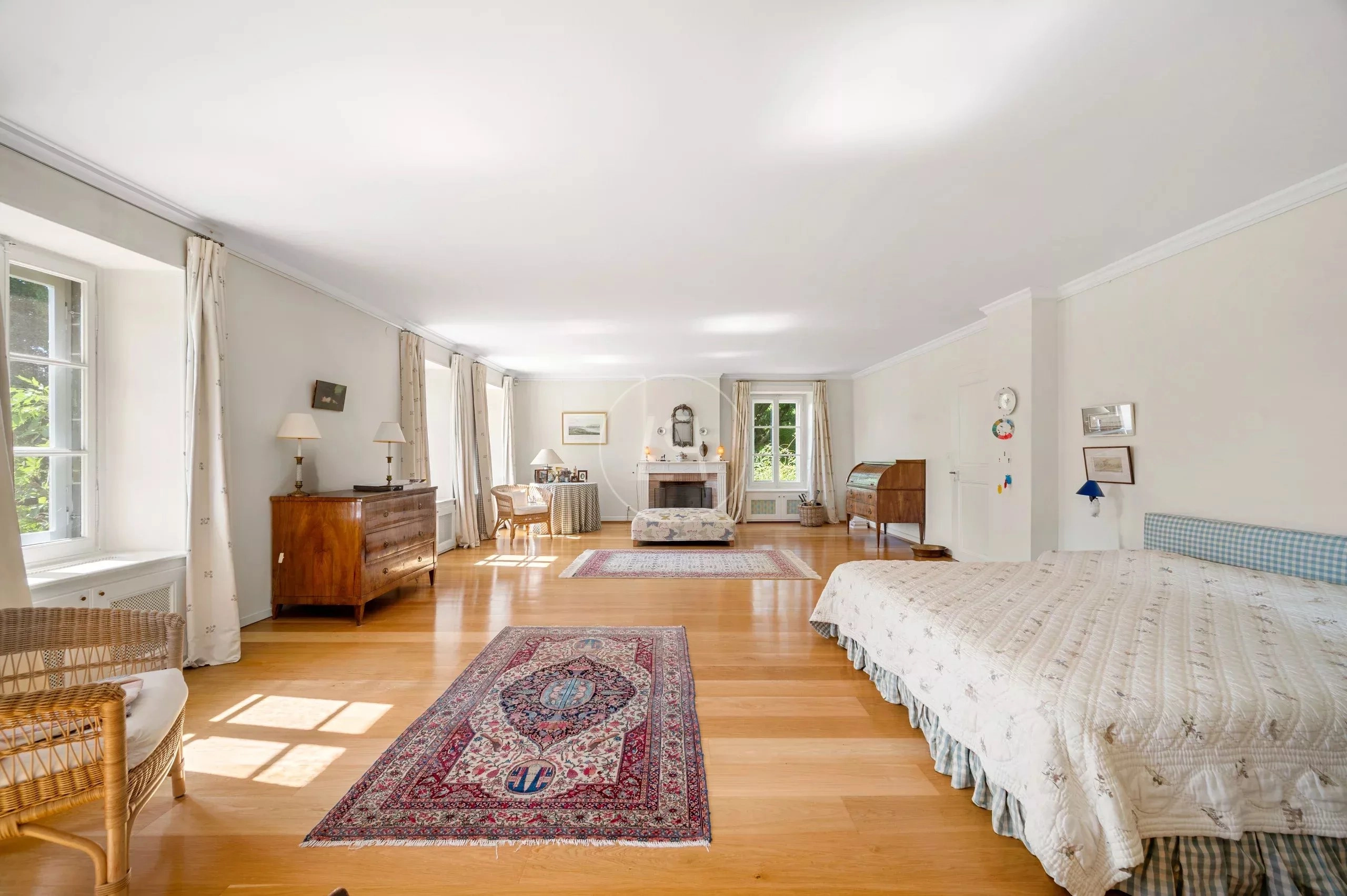 Helles Schlafzimmer mit klassischem Mobiliar