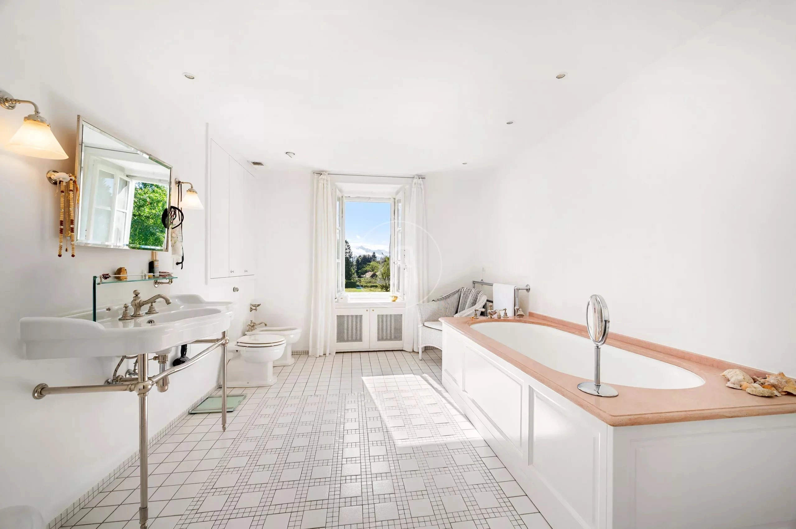 Helles Bad mit freistehender Wanne und Fensterblick