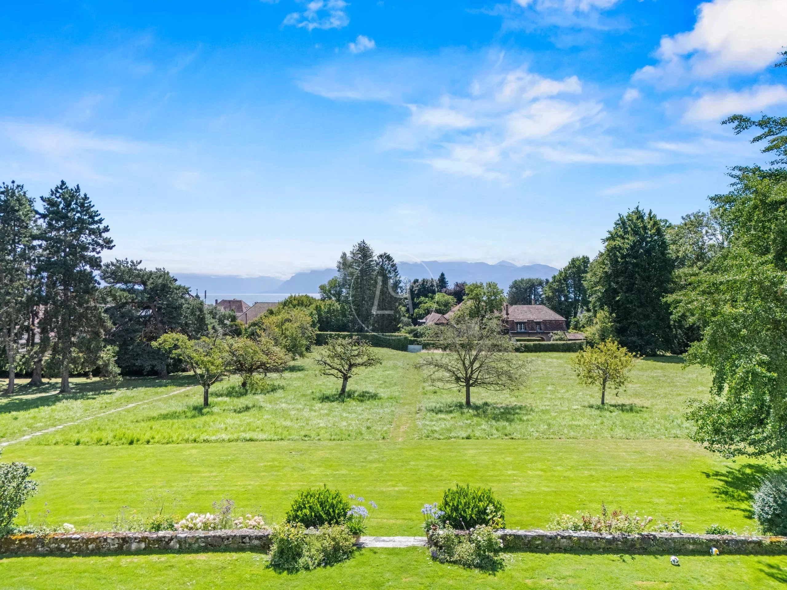 Weitläufige Gartenanlage mit See- und Bergblick