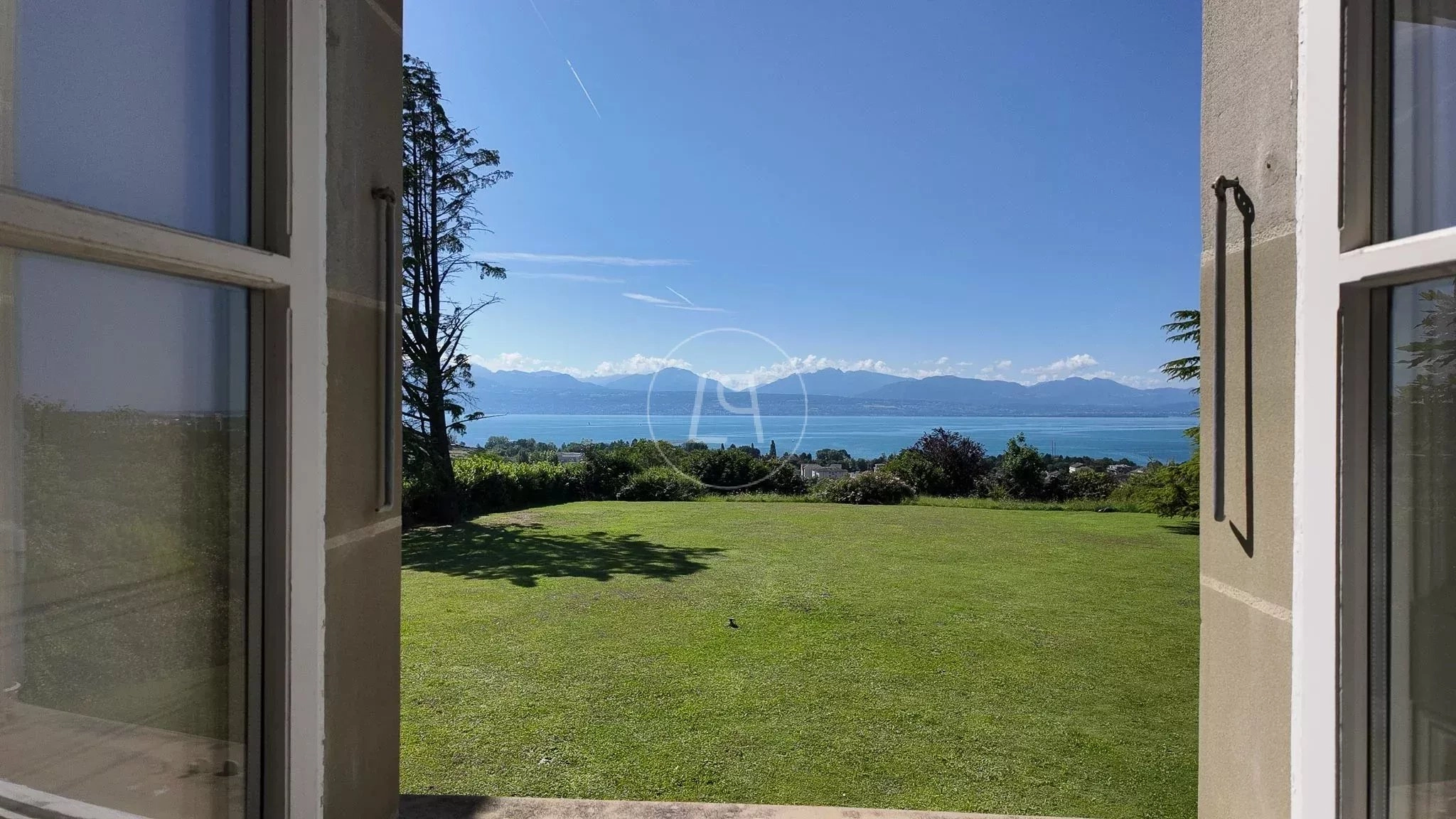 Seeblick durch offene Fenster