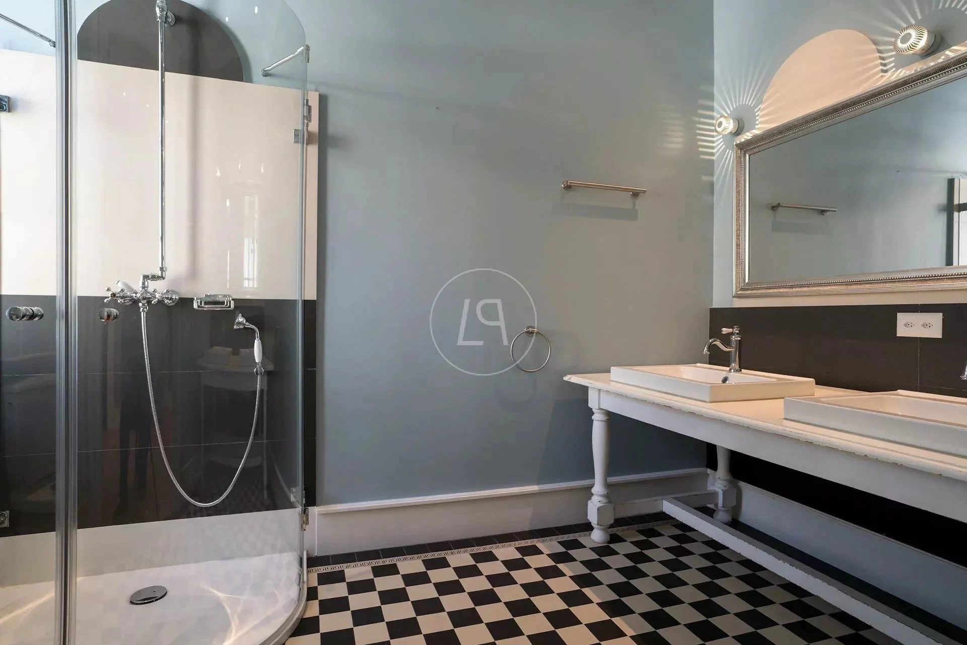Modernes Badezimmer mit Dusche und Doppelwaschtisch