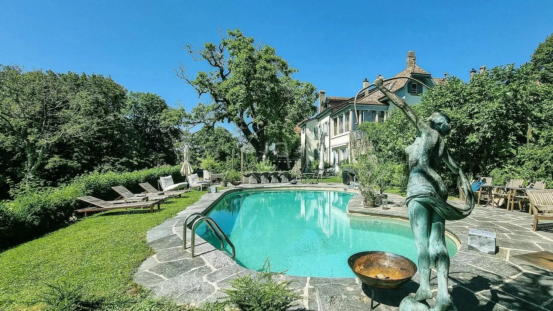 Garten mit Pool und Villa