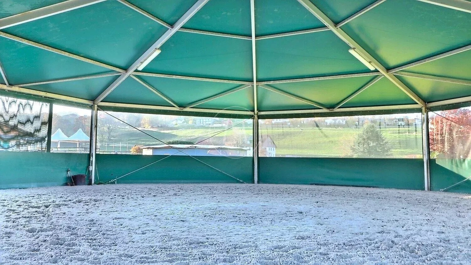 Überdachte Reitbahn mit Blick ins Grüne