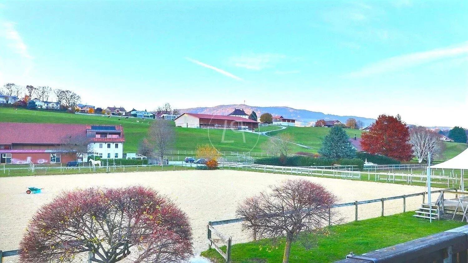 Ländliche Außenansicht mit Reitplatz und Hügelblick