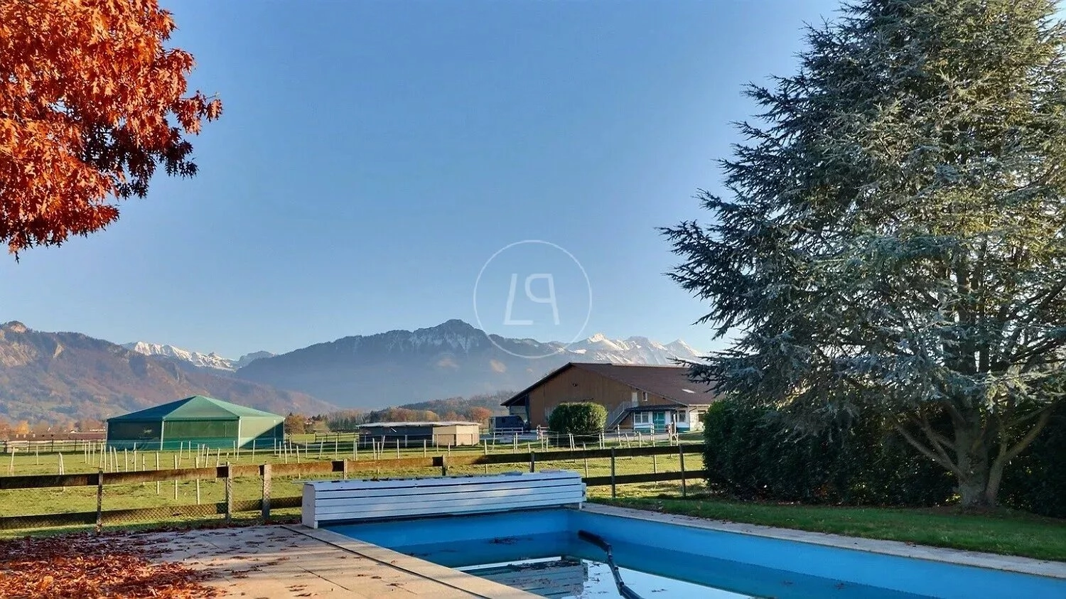 Außenbereich mit Pool und Bergblick