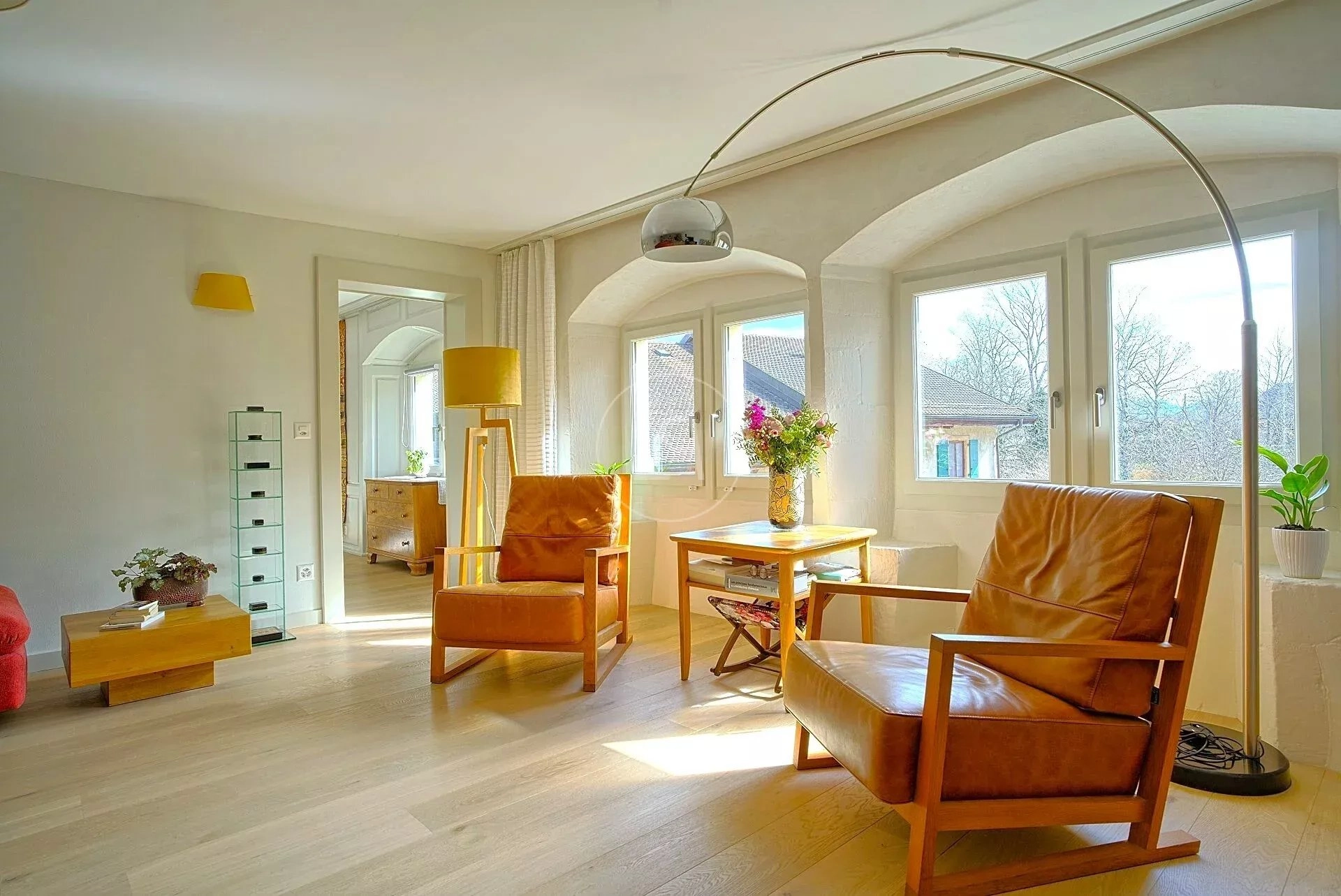 Helles Wohnzimmer mit großen Fenstern