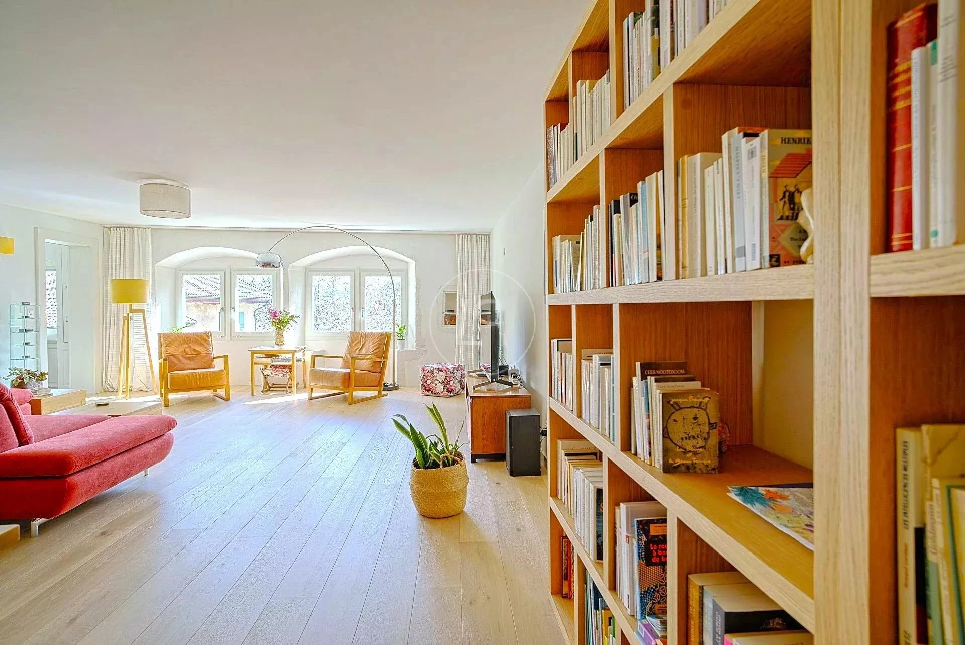Helles Wohnzimmer mit Bibliothekswand