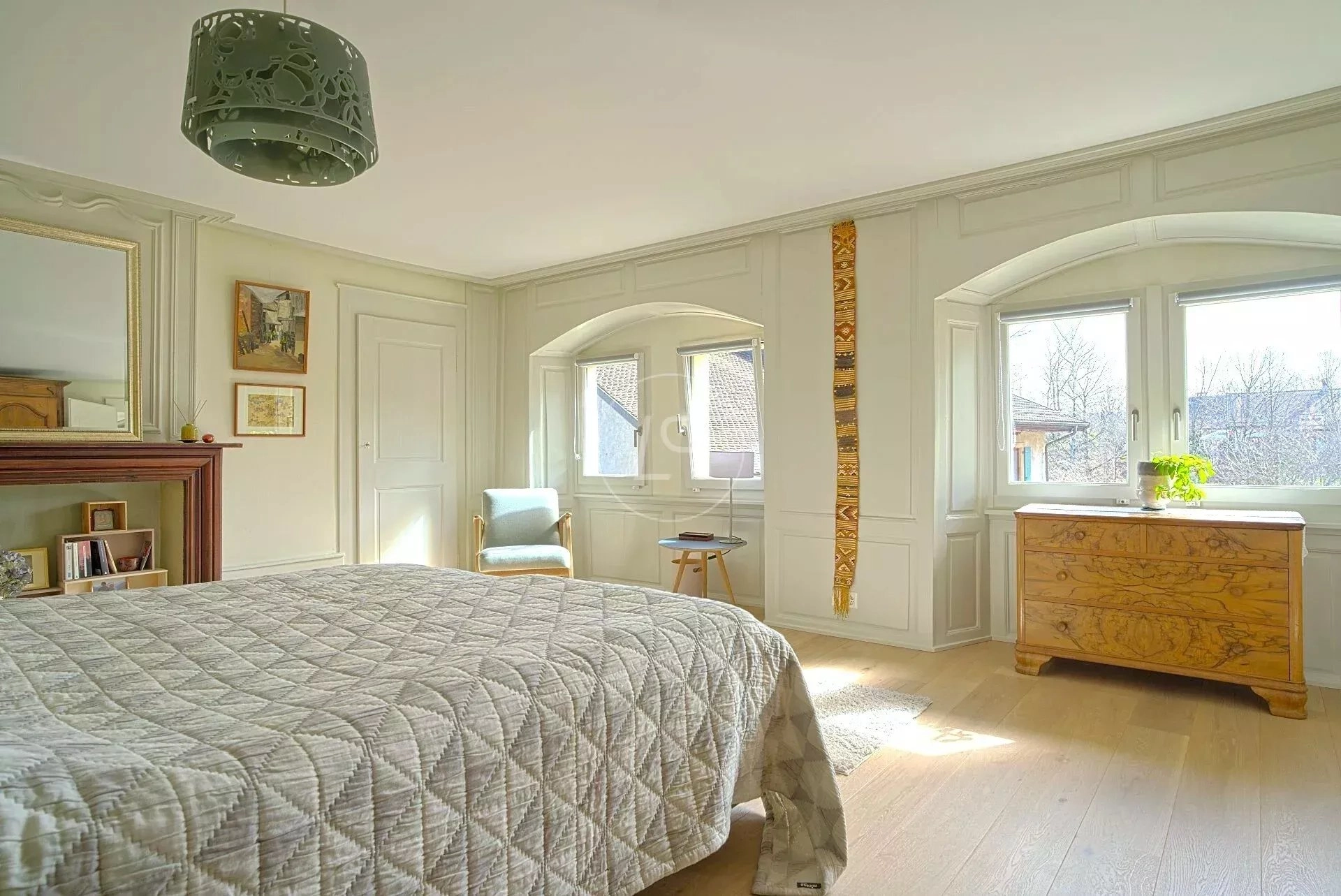 Helles Schlafzimmer mit klassischen Details