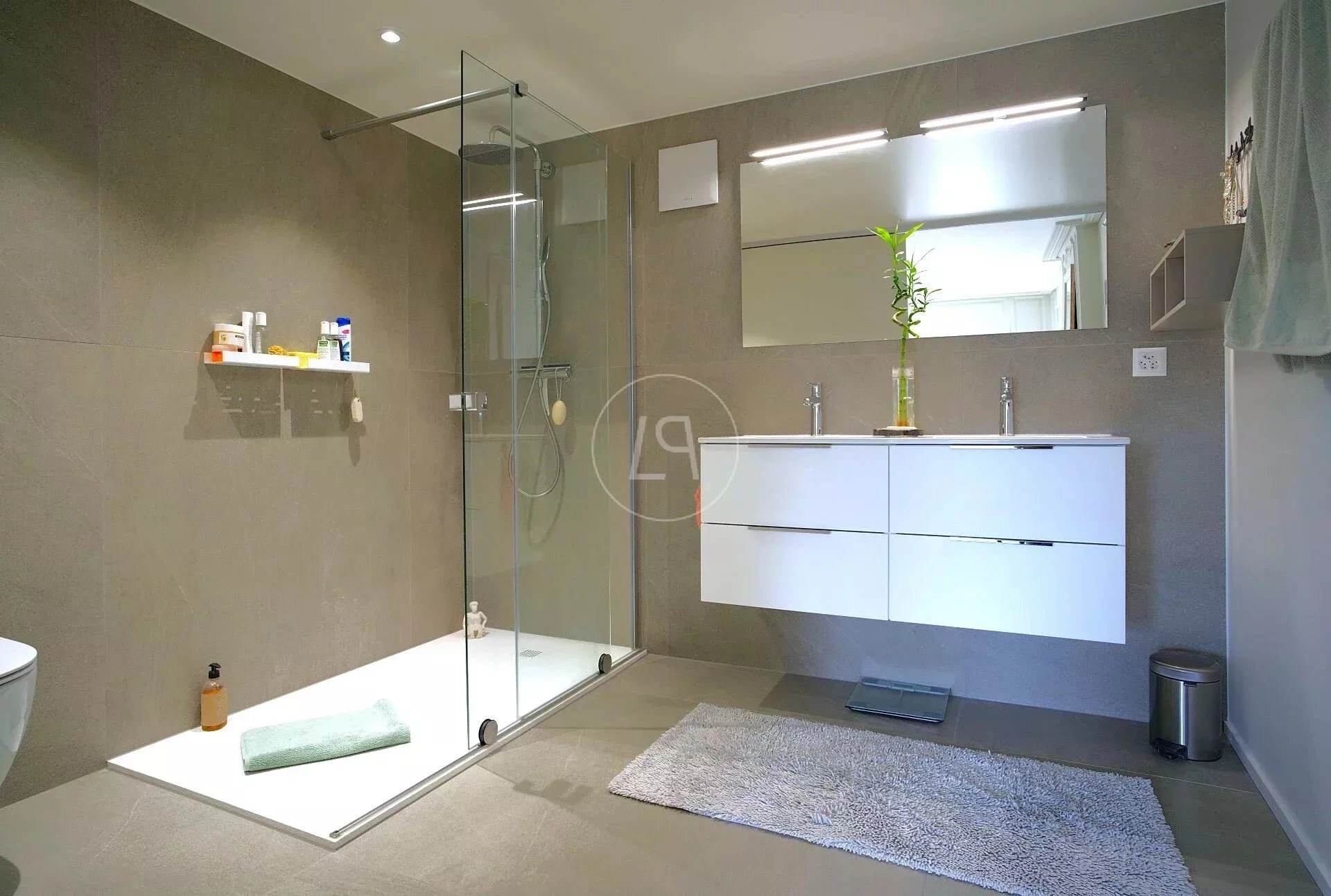 Modernes Badezimmer mit Walk-in-Dusche und Doppelwaschtisch