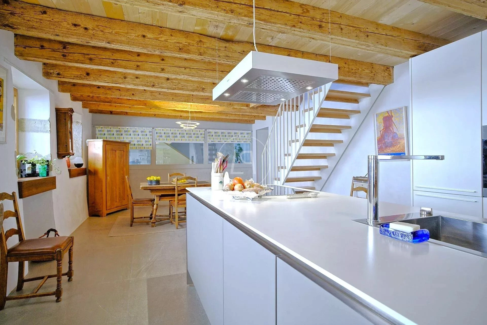 Offene Küche mit Essbereich und sichtbarer Treppe