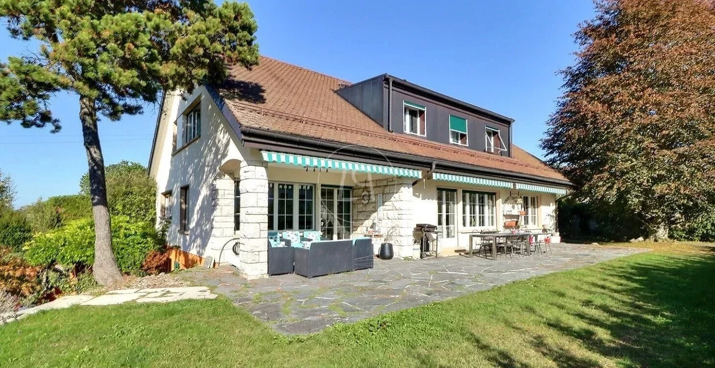 Freistehendes Haus mit Garten und Terrasse
